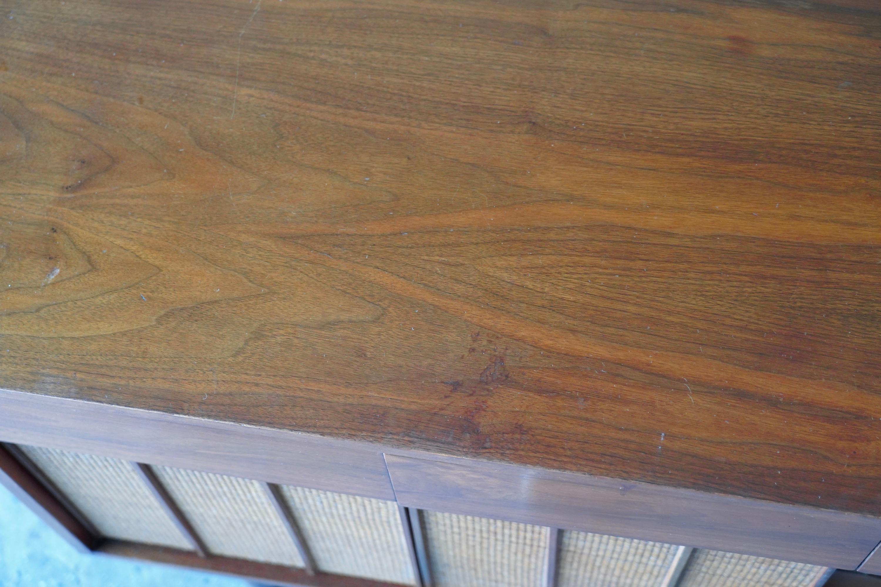 Cassettone/credenza Hooker in noce e canna di metà secolo moderno 64