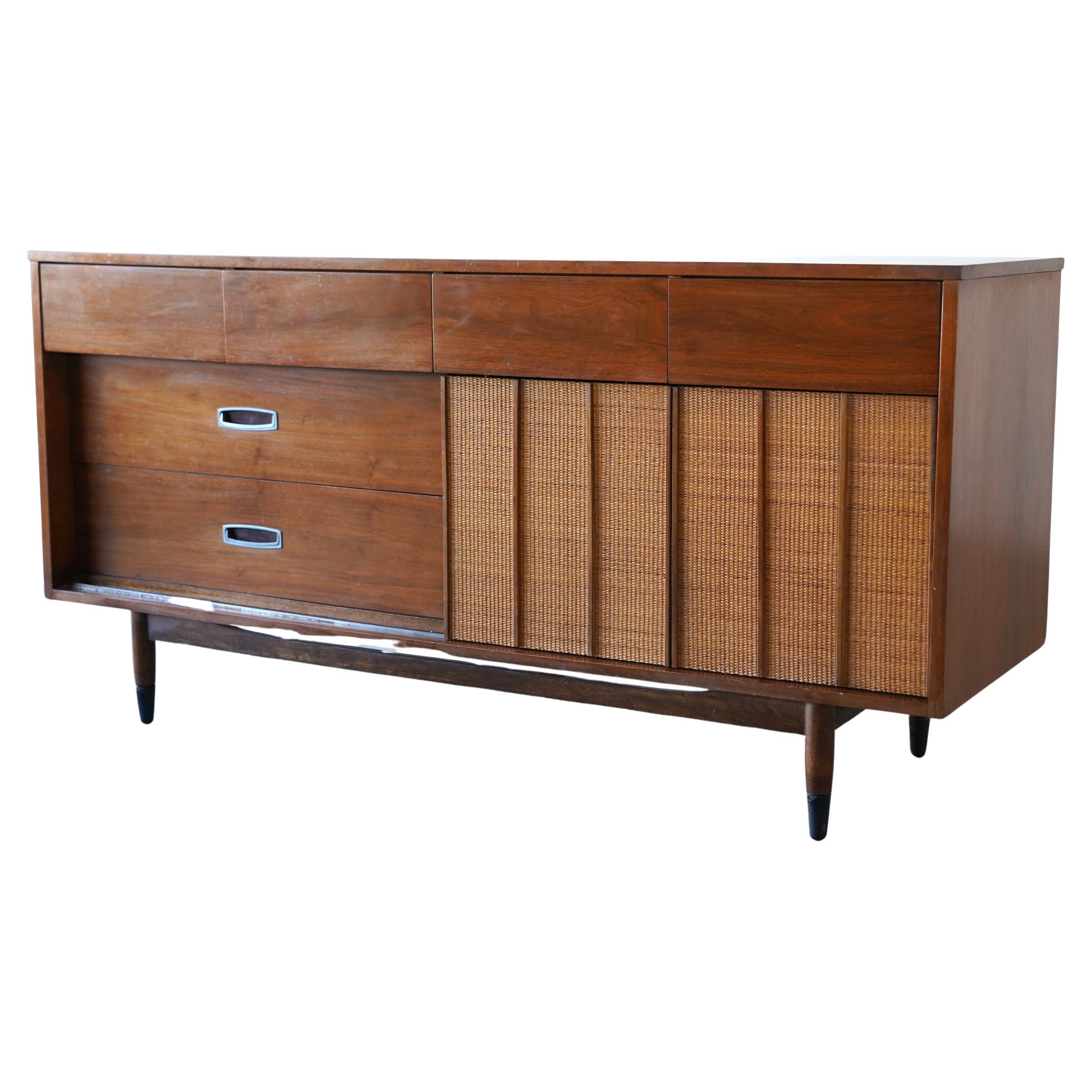 Cassettone/credenza Hooker in noce e canna di metà secolo moderno 64"