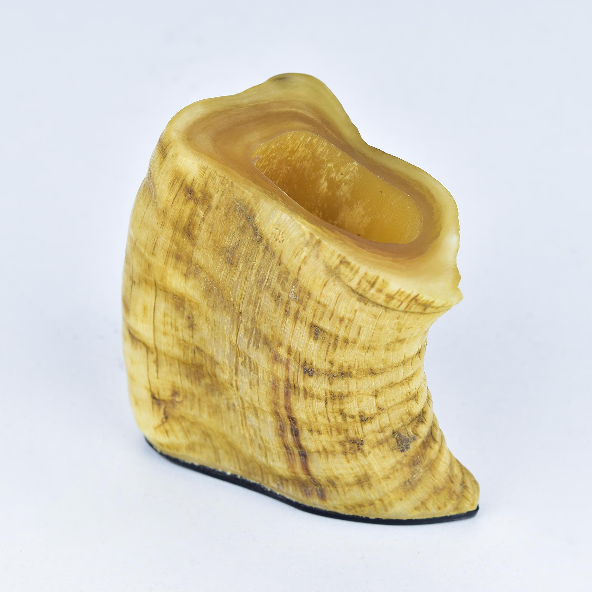 Dieses moderne Stück aus der Mitte des Jahrhunderts von Carl Auböck ist ein Beispiel für die unverwechselbare Kunstfertigkeit des österreichischen Designs. Er ist aus natürlichem Horn gefertigt und dient als stilvoller Stifthalter, der jedem