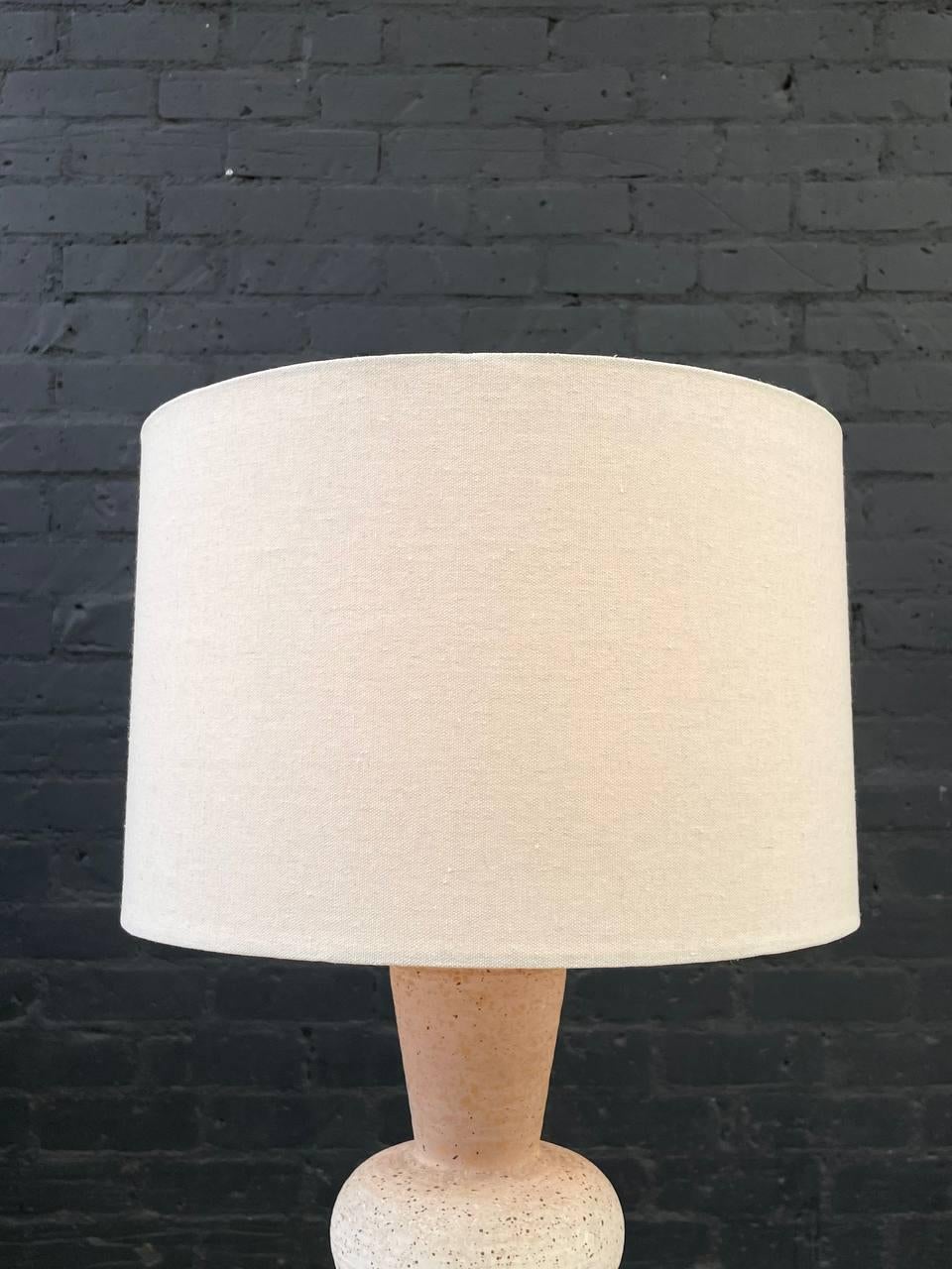 American Mid-Century Modern Hourglass Ceramic & Brass Table Lamp For Sale