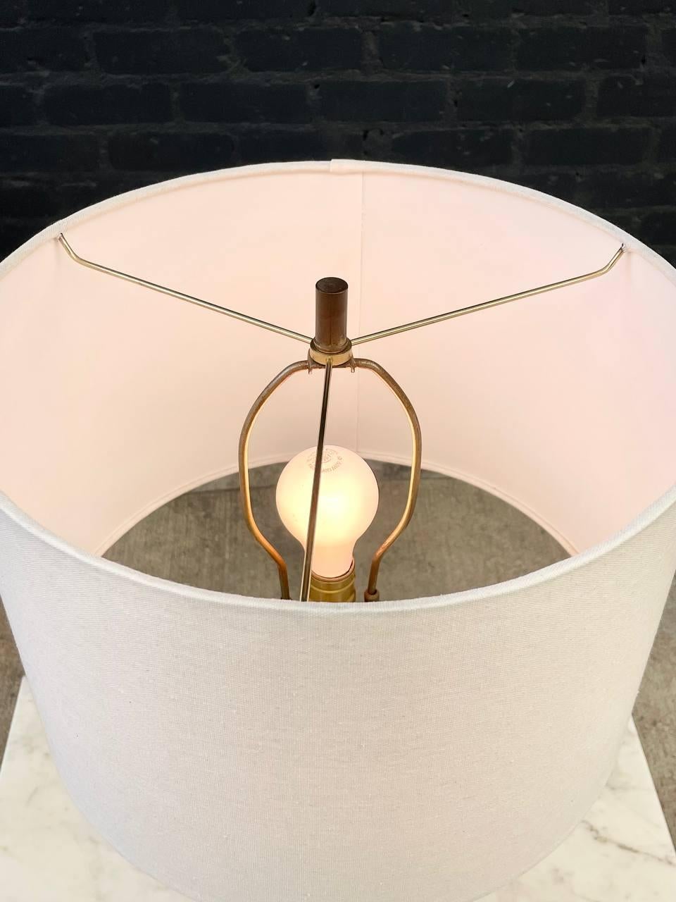 Américain Lampe de table The Moderns en céramique et laiton en vente