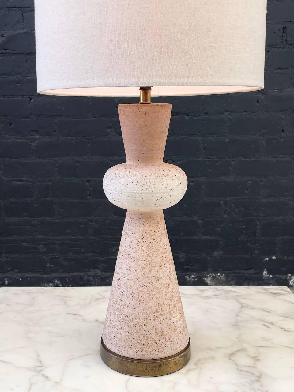 Mid-Century Modern Hourglass Ceramic & Brass Table Lamp For Sale 1