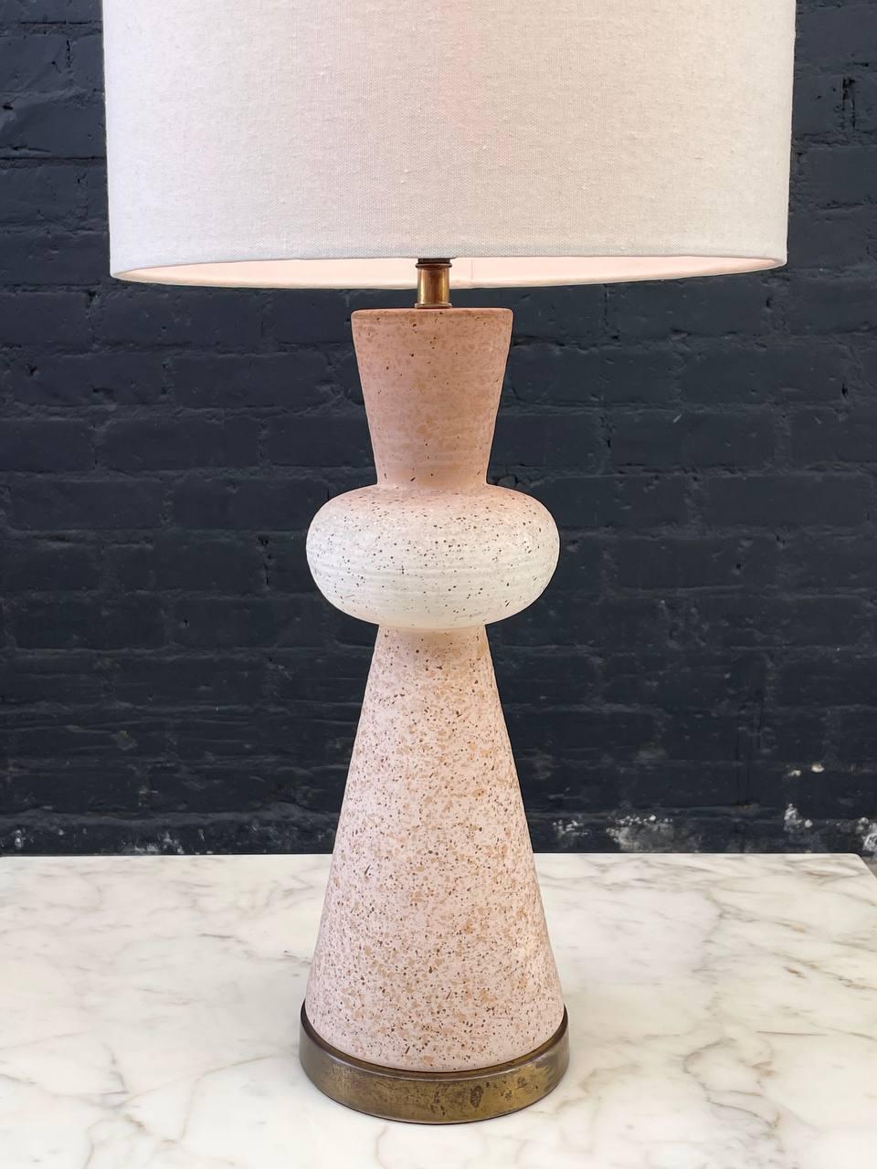Milieu du XXe siècle Lampe de table The Moderns en céramique et laiton en vente