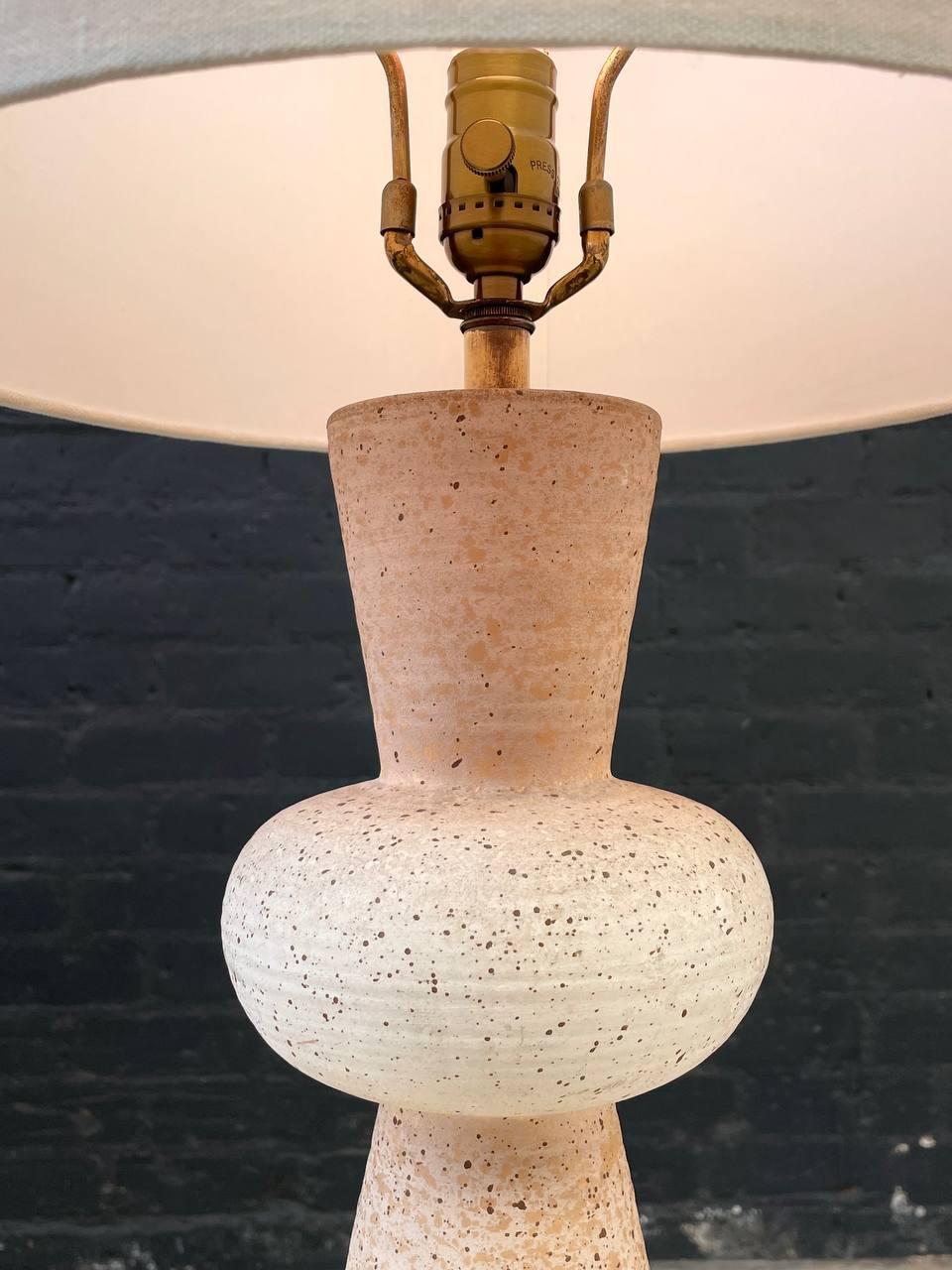 Mid-Century Modern Hourglass Tischlampe aus Keramik und Messing im Angebot 1