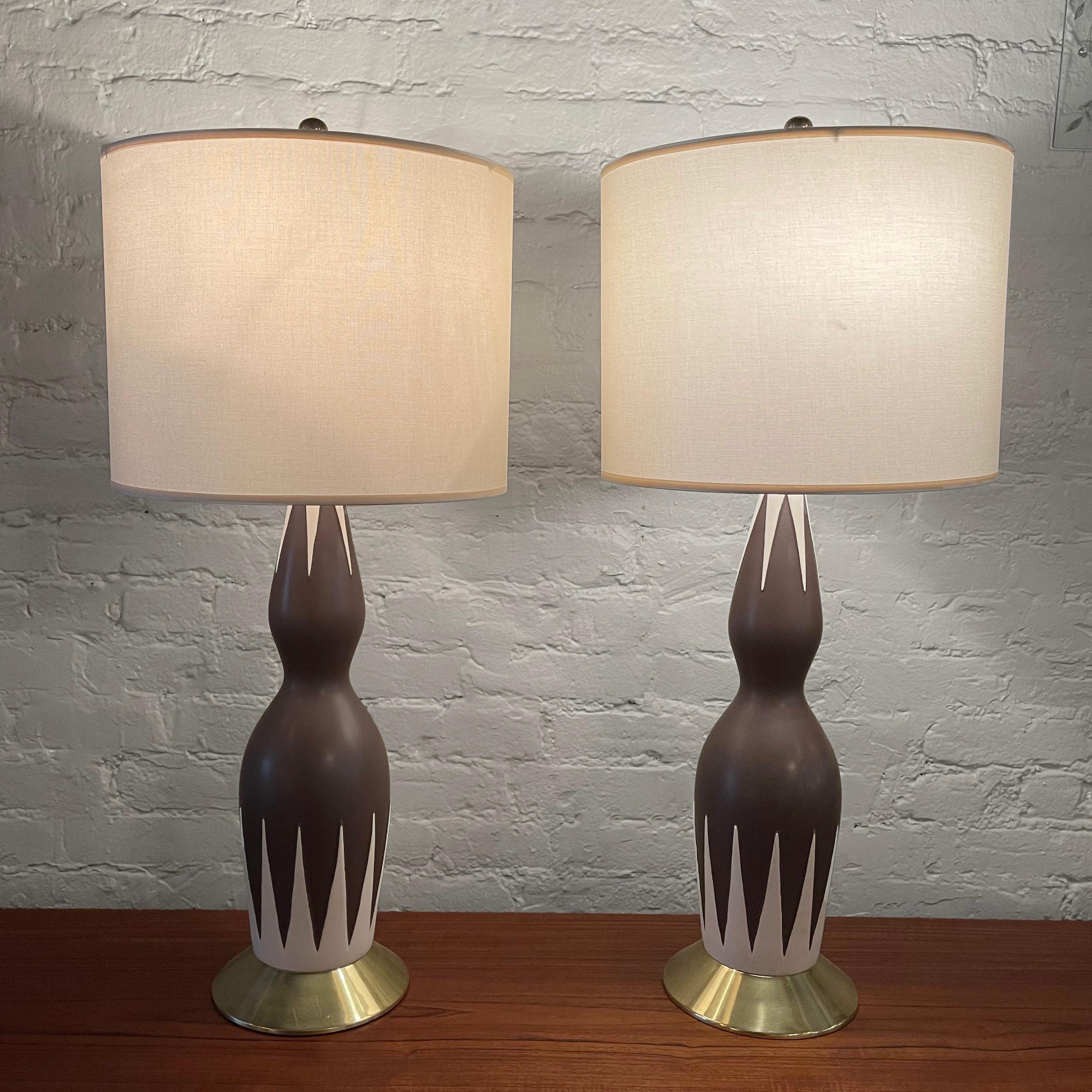 Mid-Century Modern Hourglass Table Lamps by Gerald Thurston In Good Condition For Sale In Brooklyn, NY