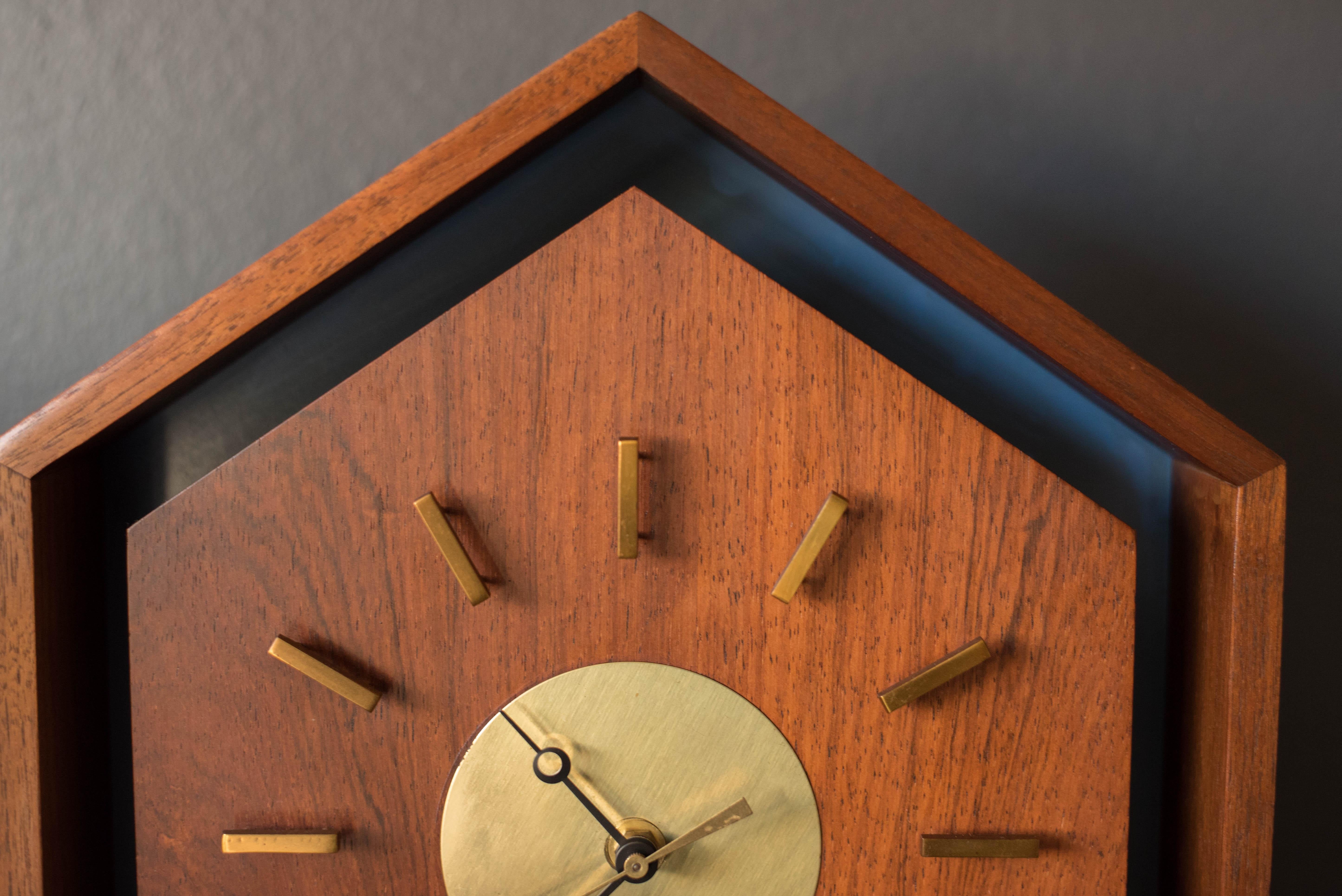 Mid Century Modern Howard Miller Walnut Clock by Arthur Umanoff In Good Condition In San Jose, CA
