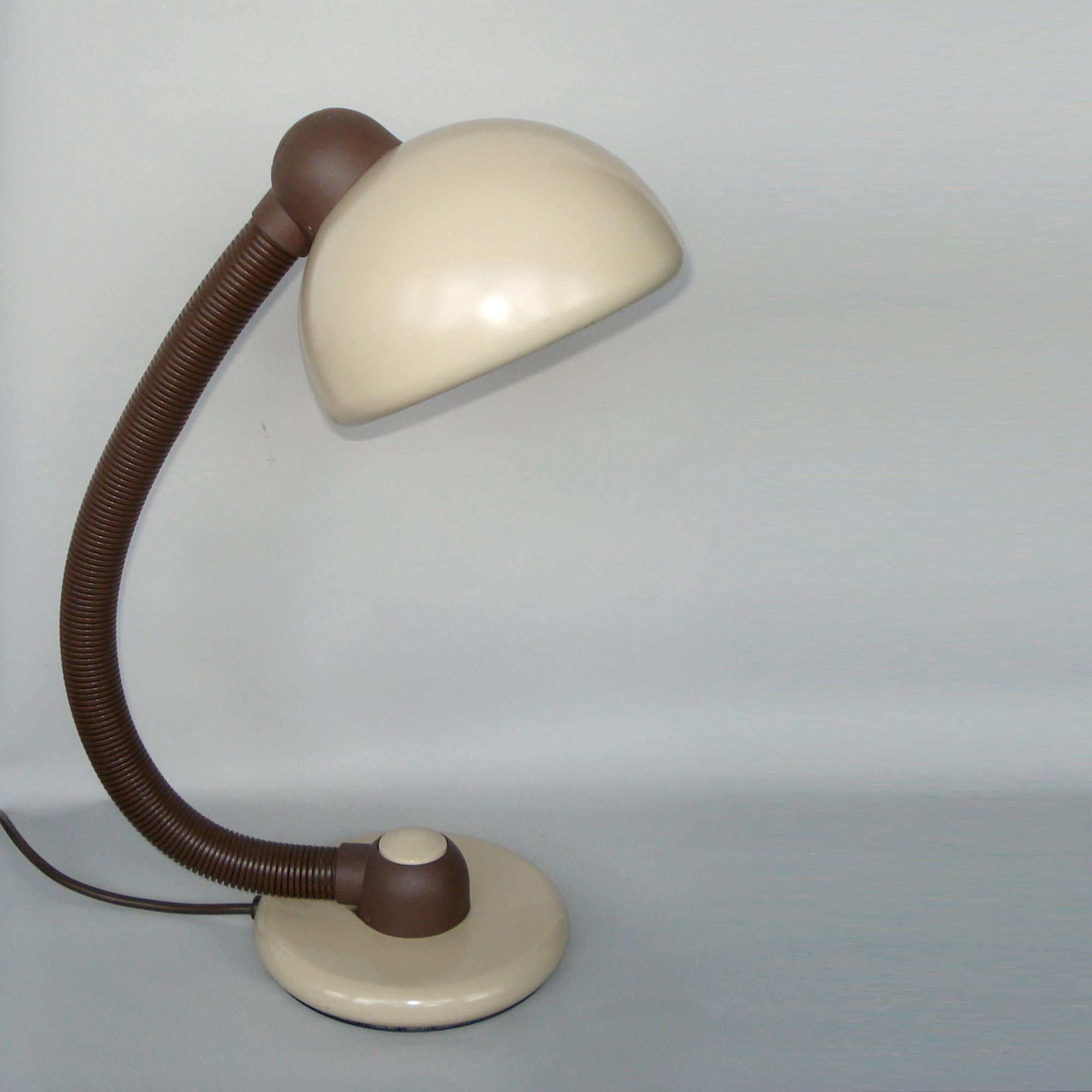 Vintage 1970s table lamp or desk lamp, made by Hustadt Leuchten in West Germany. Rounded design, this lamp features a flexible arm, covered in brown plastic, equipped with an E27 socket for a max 100W. Push on button in the center of the foot.
In a
