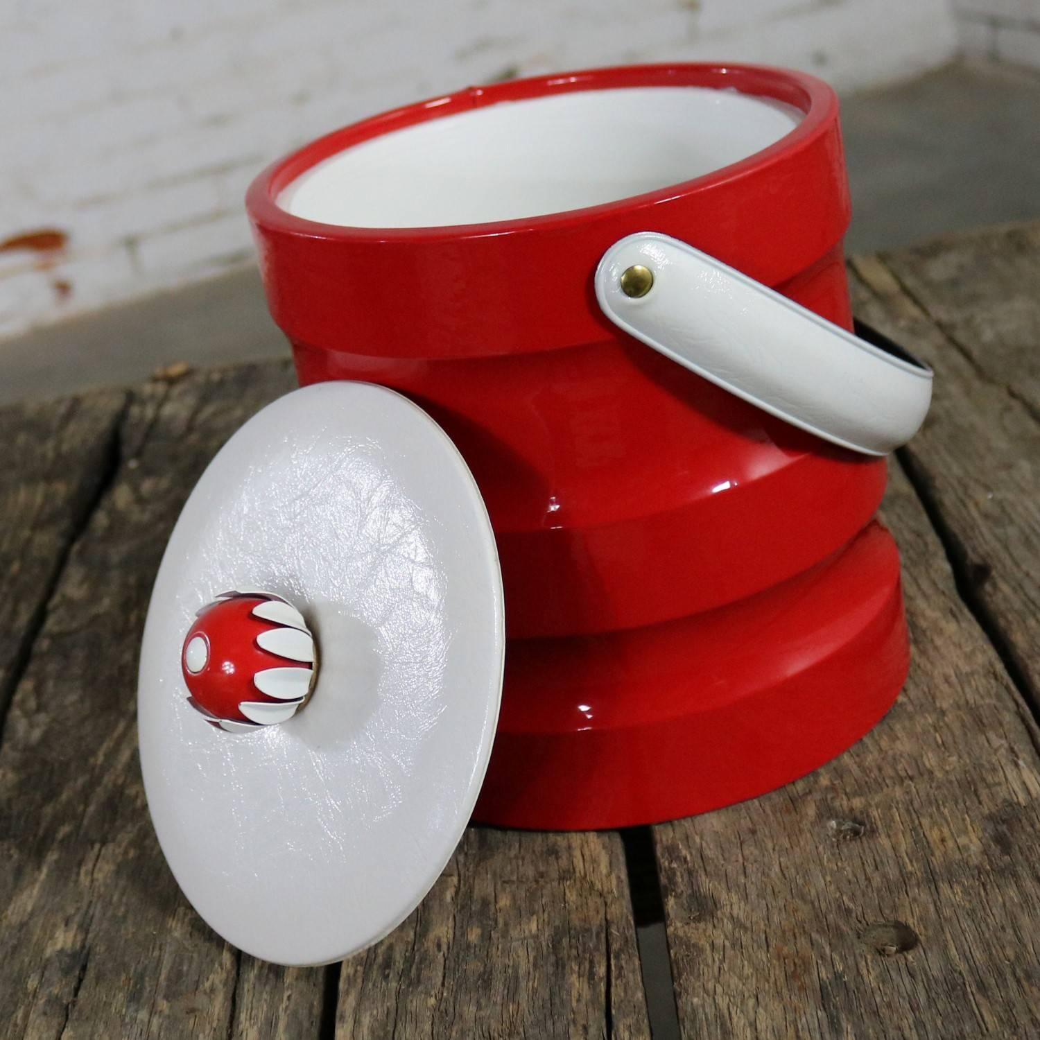 Mid-Century Modern Ice Bucket Red Faux Patent Leather White Plastic & Daisy Knob For Sale 3