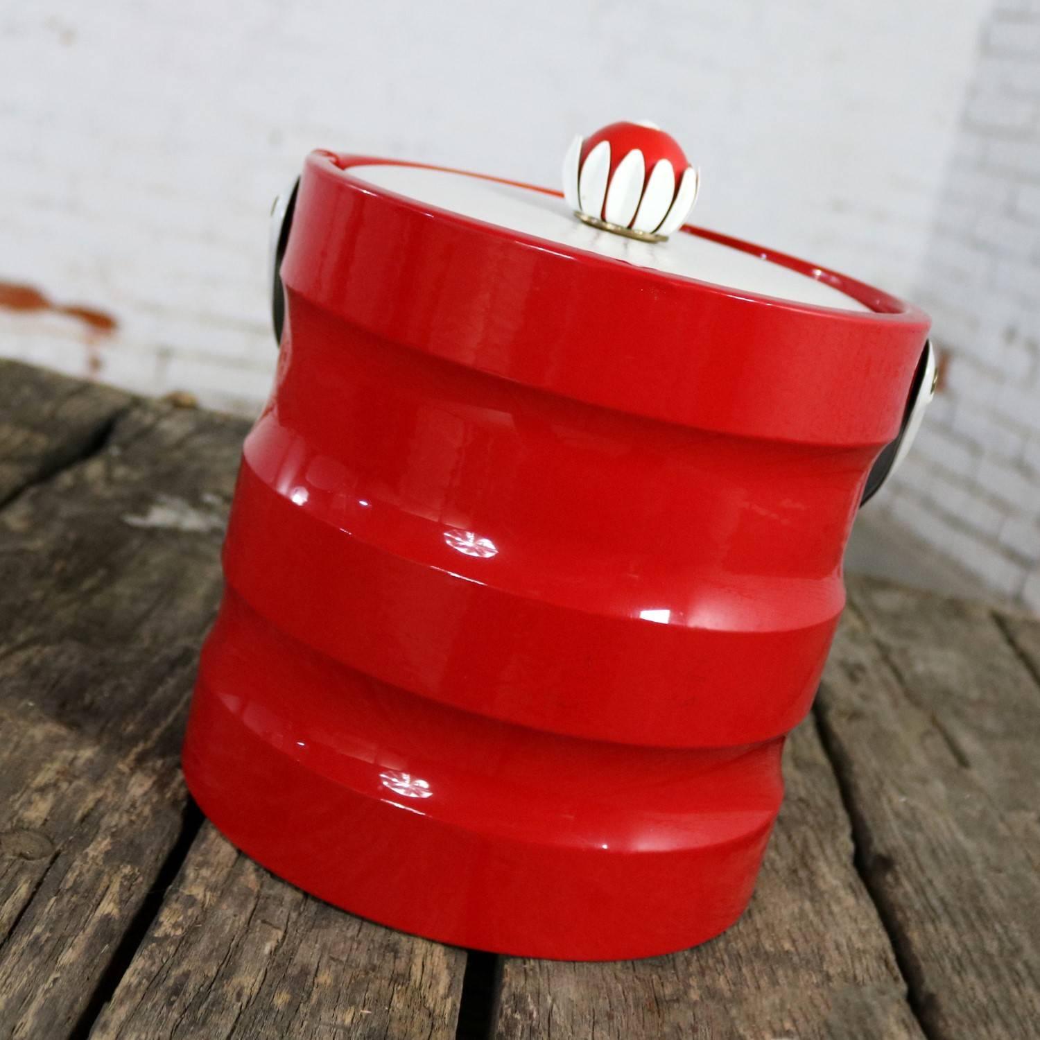 Mid-Century Modern Ice Bucket Red Faux Patent Leather White Plastic & Daisy Knob In Good Condition For Sale In Topeka, KS