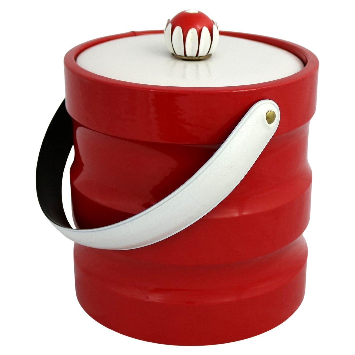 Cubitera Moderna de Mediados de Siglo Imitación de Charol Rojo Plástico Blanco y Pomo Margarita en venta