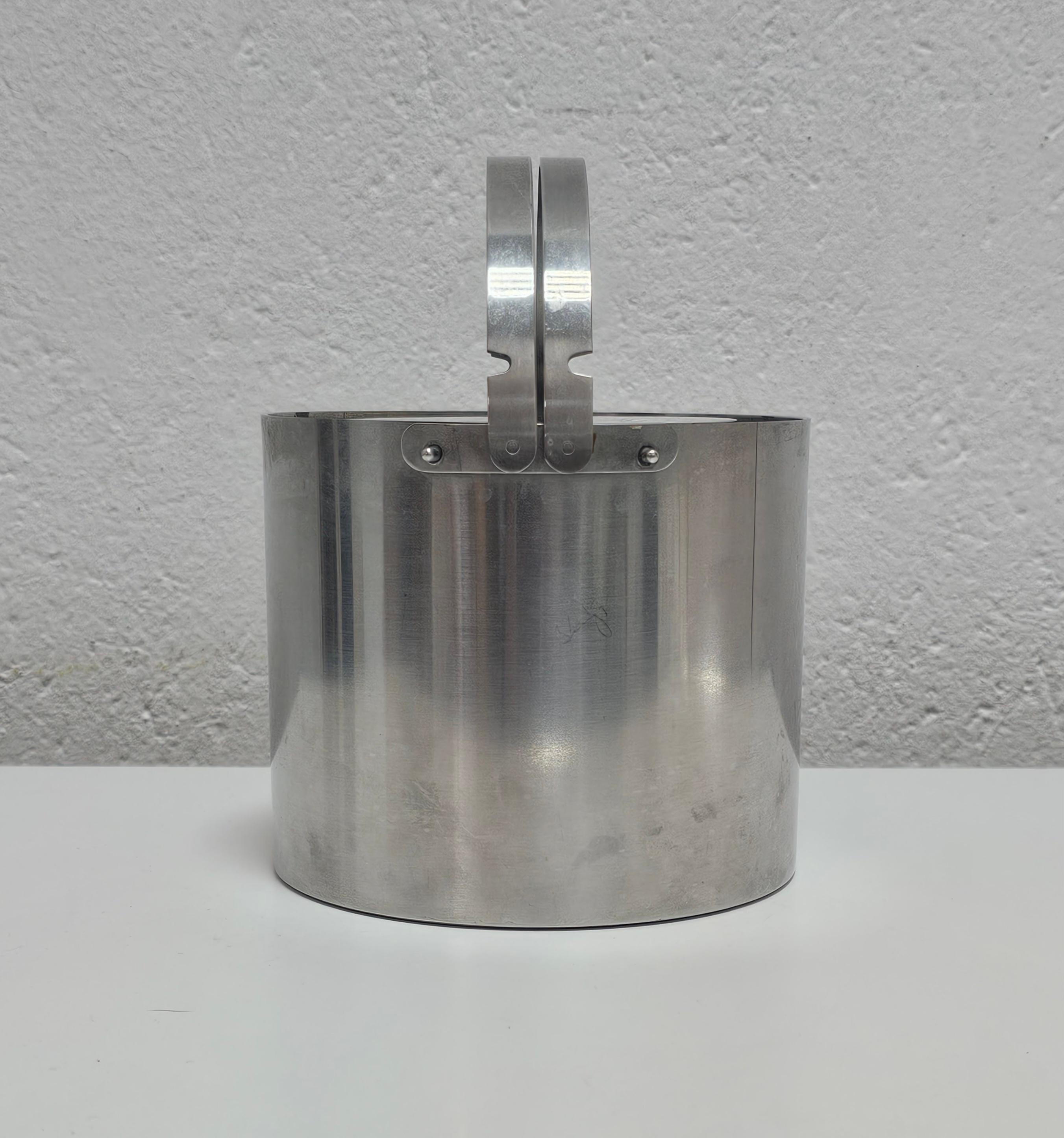Vous trouverez dans cette liste un seau à glace en acier inoxydable de style moderne du milieu du siècle, conçu par Arne Jacobsen pour Stelton. Il est doté d'un couvercle magnifiquement conçu et de la marque d'attribution sur le fond, comme le