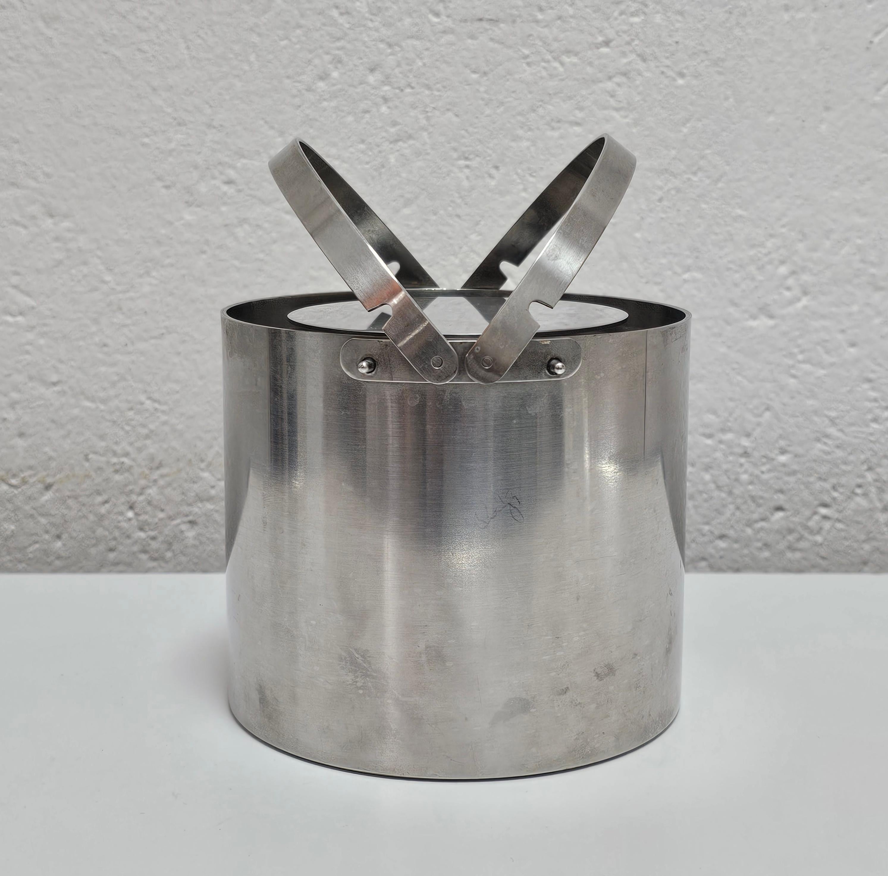 Mid-Century Modern Seau à glace moderne du milieu du siècle dernier avec couvercle en chrome conçu par Arne Jacobsen en vente