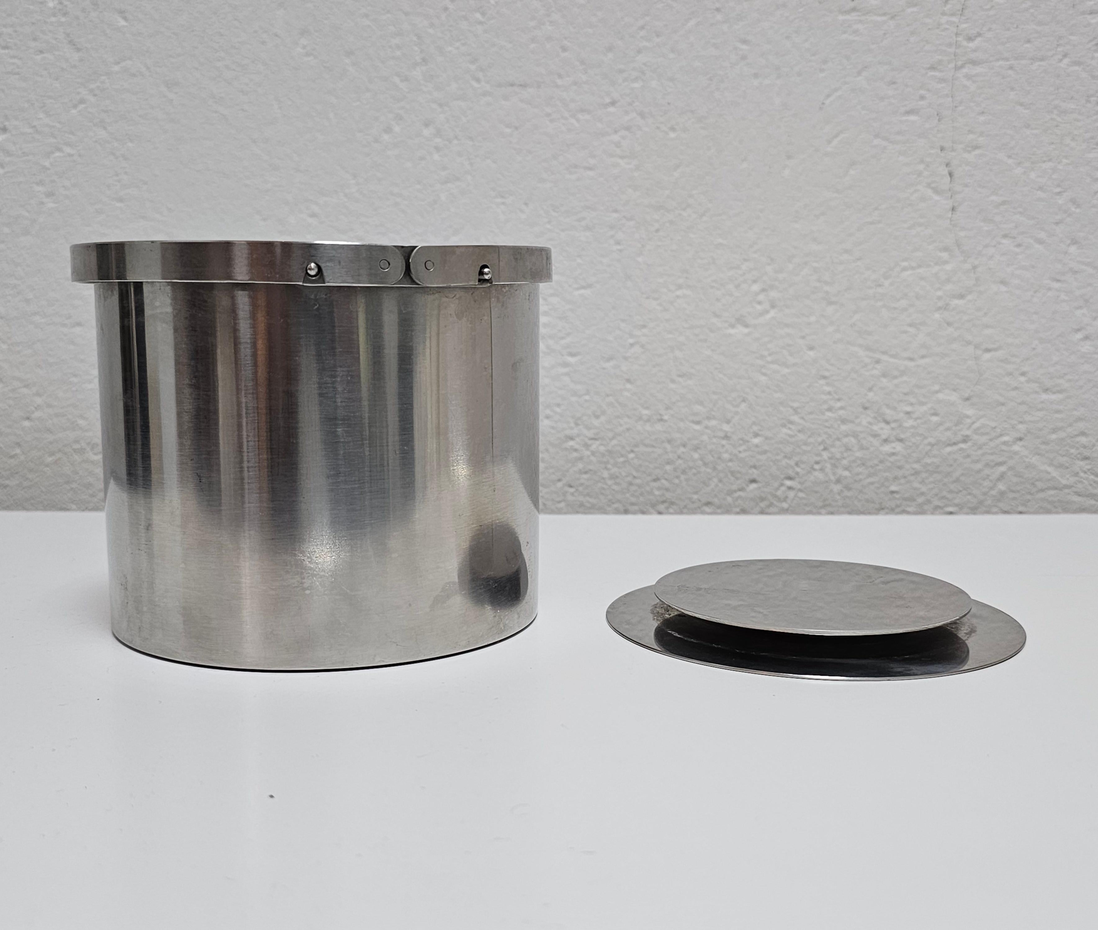 Seau à glace moderne du milieu du siècle dernier avec couvercle en chrome conçu par Arne Jacobsen Bon état - En vente à Beograd, RS