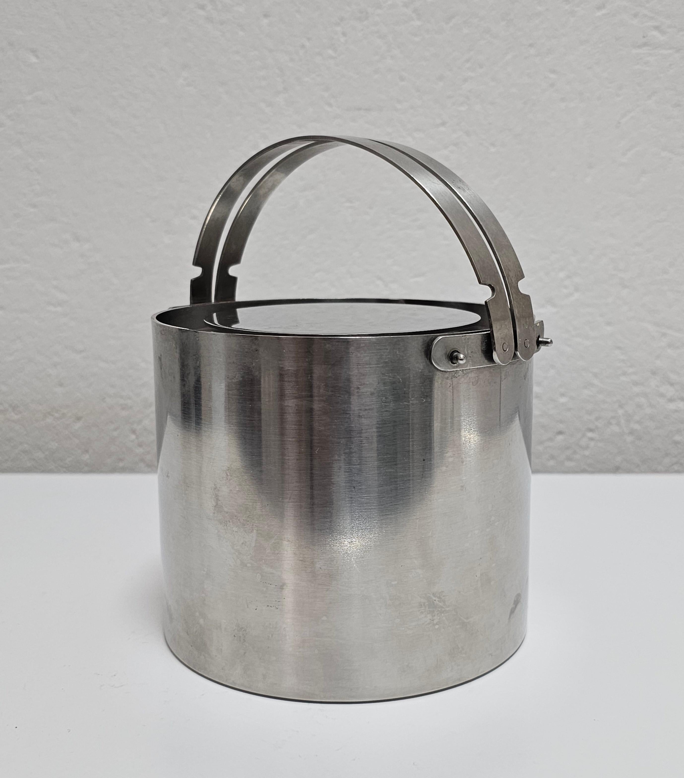 Milieu du XXe siècle Seau à glace moderne du milieu du siècle dernier avec couvercle en chrome conçu par Arne Jacobsen en vente