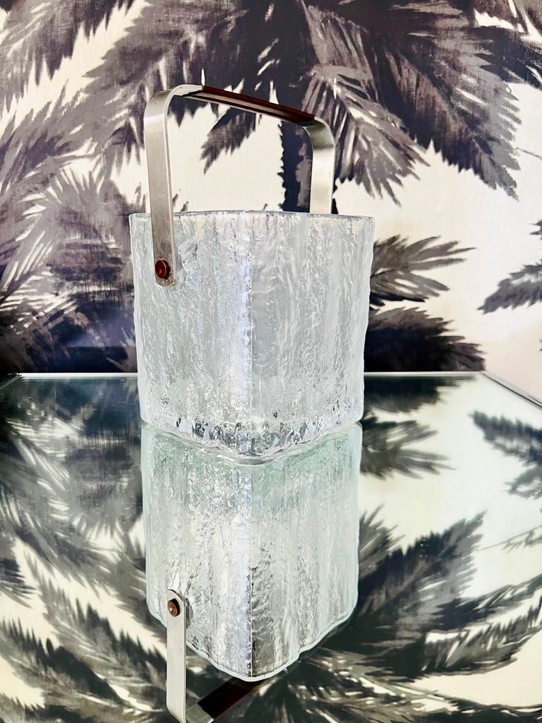 Mid-Century Modern Ice Bucket with Textured Ice Glass, Japan, circa 1960s In Good Condition For Sale In Fort Lauderdale, FL