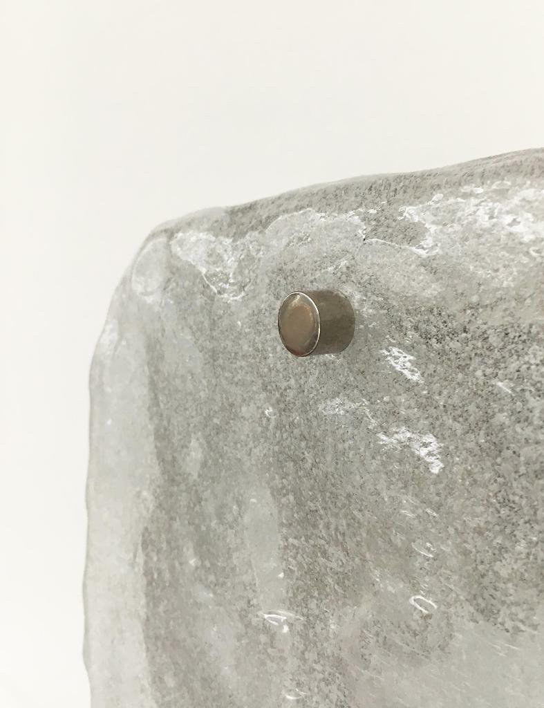 Sconcezza in vetro di ghiaccio di Kalmar Franken KG, anni '60.

Imponente lampada da parete di metà secolo con elementi in vetro ghiaccio. La struttura della lampada è elaborata e molto funzionale. I vetri laterali sono attaccati e servono a