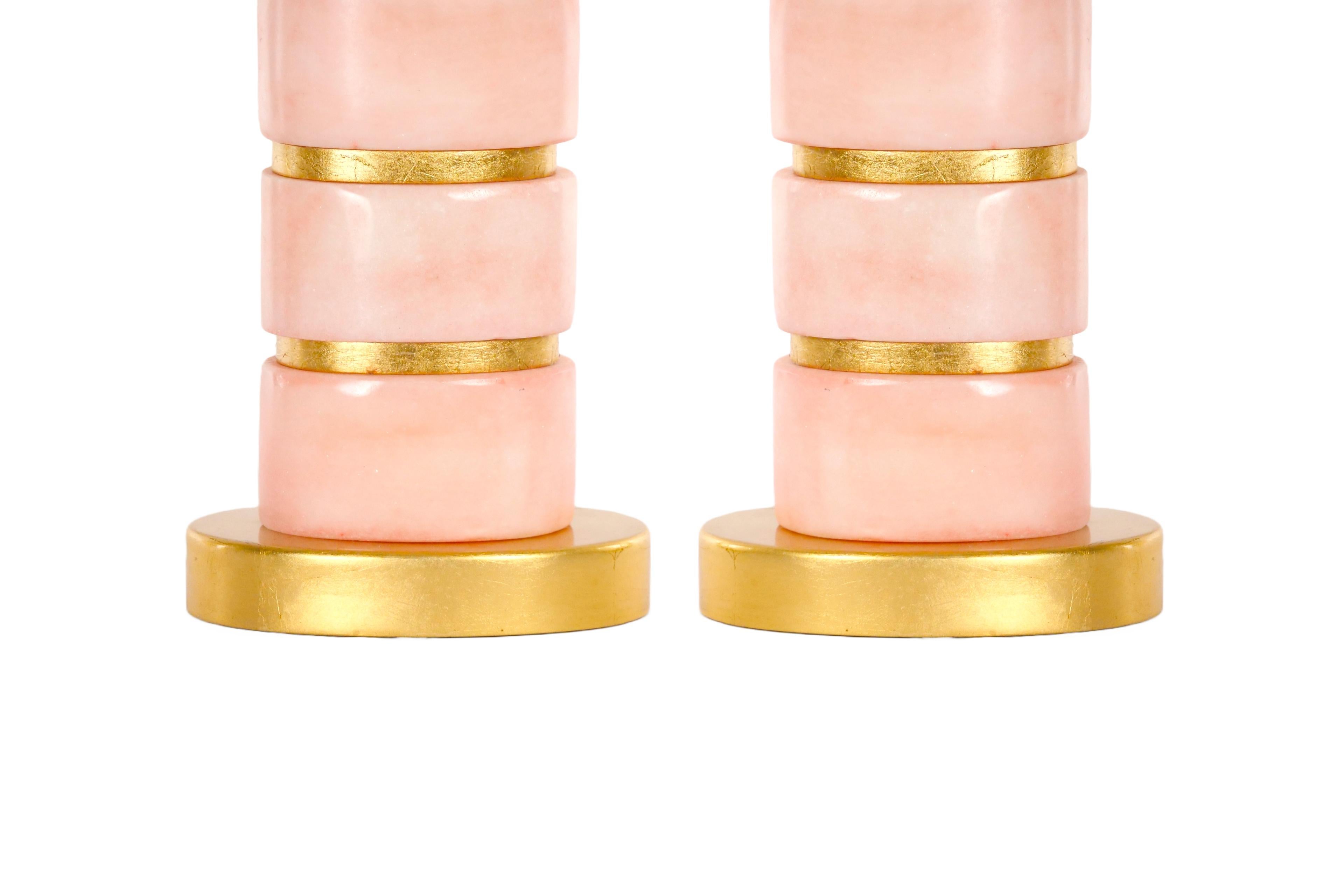 Mid-Century Modern Ice Pink Jade / Giltwood Base Table Lamp In Good Condition For Sale In Tarry Town, NY