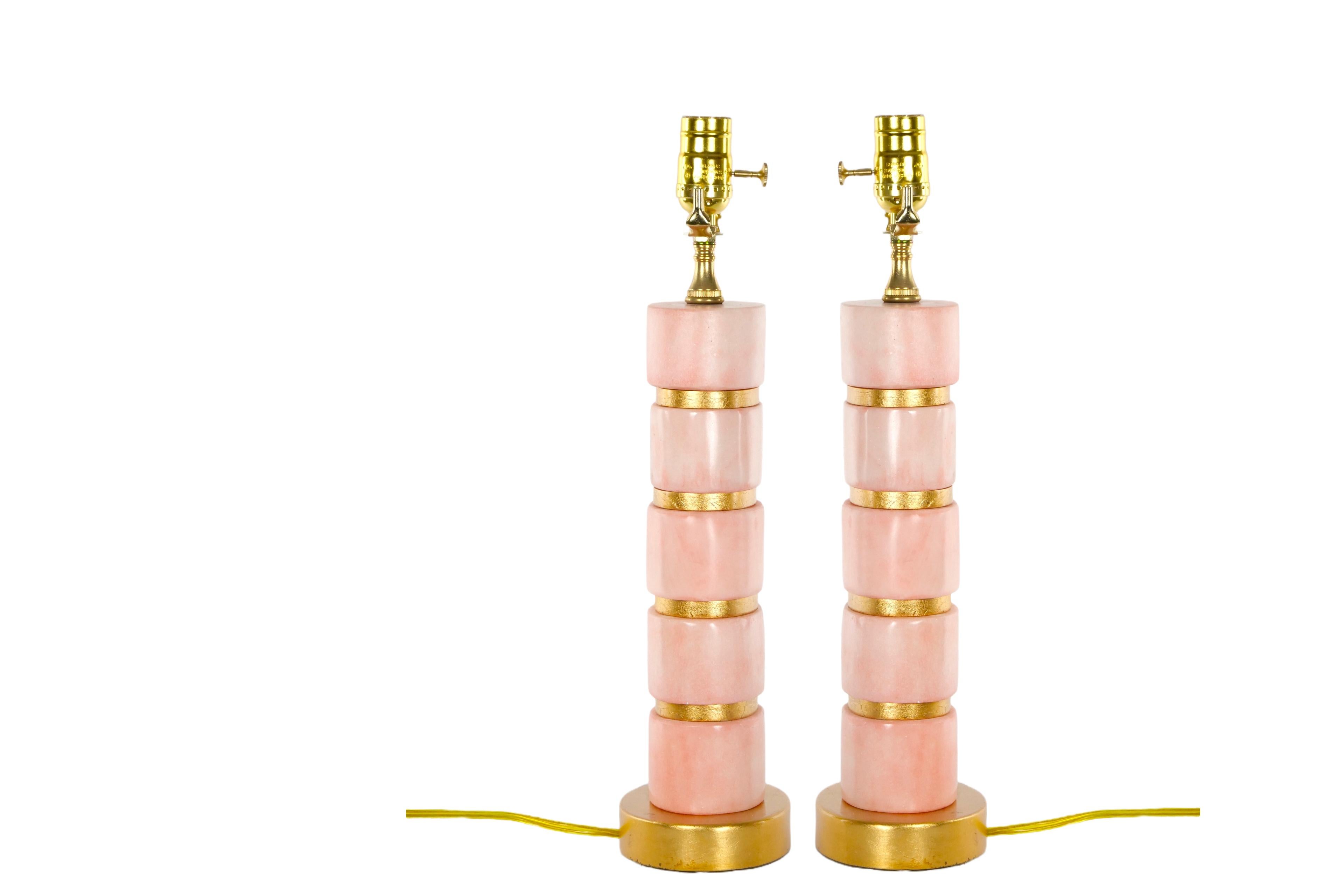 Mid-Century Modern Ice Pink Jade / Giltwood Base Table Lamp For Sale 1