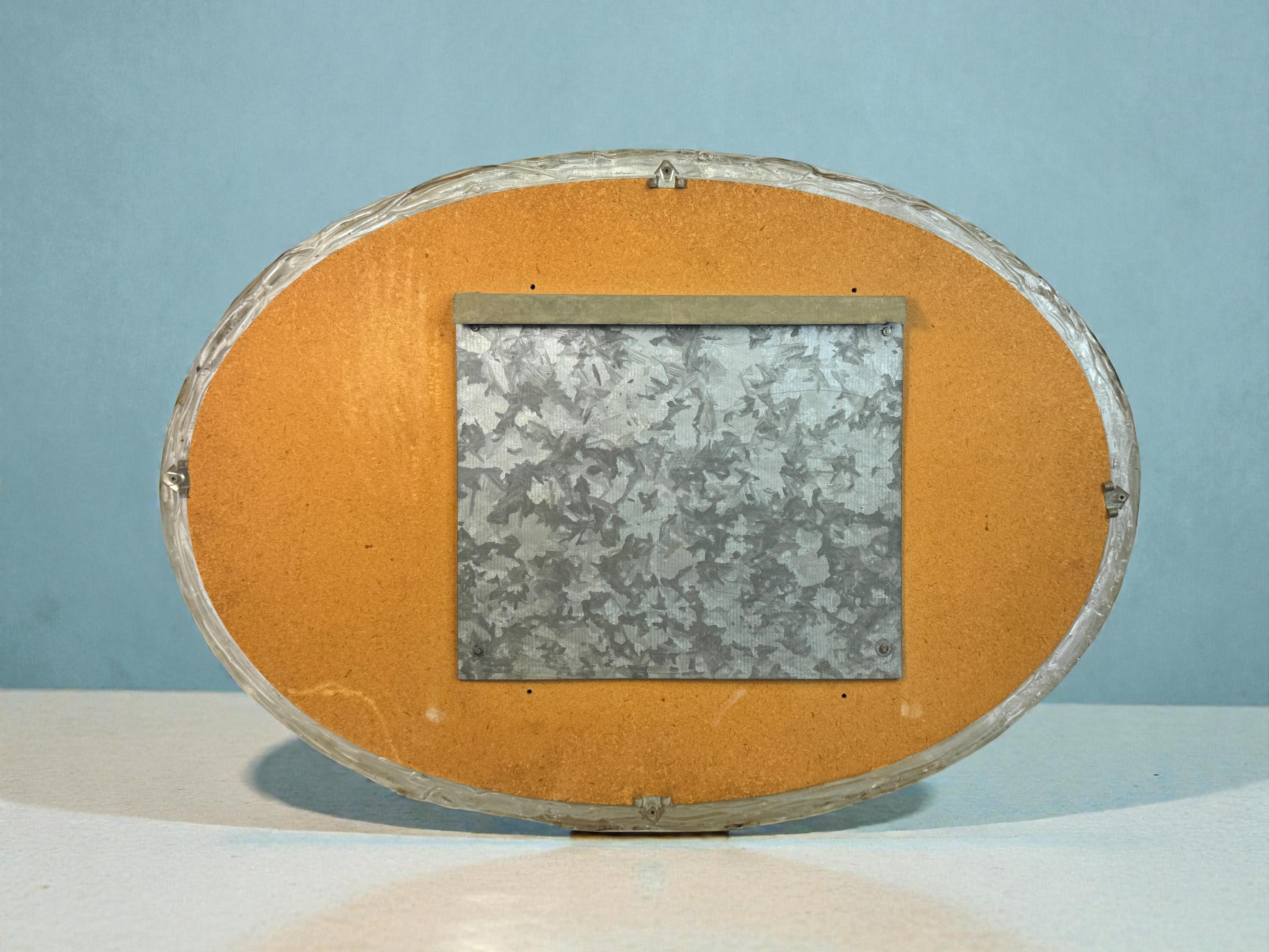 Specchio da parete ovale con cornice in lucite in stile ghiaccio della metà del secolo scorso Austria 1960 in vendita 8