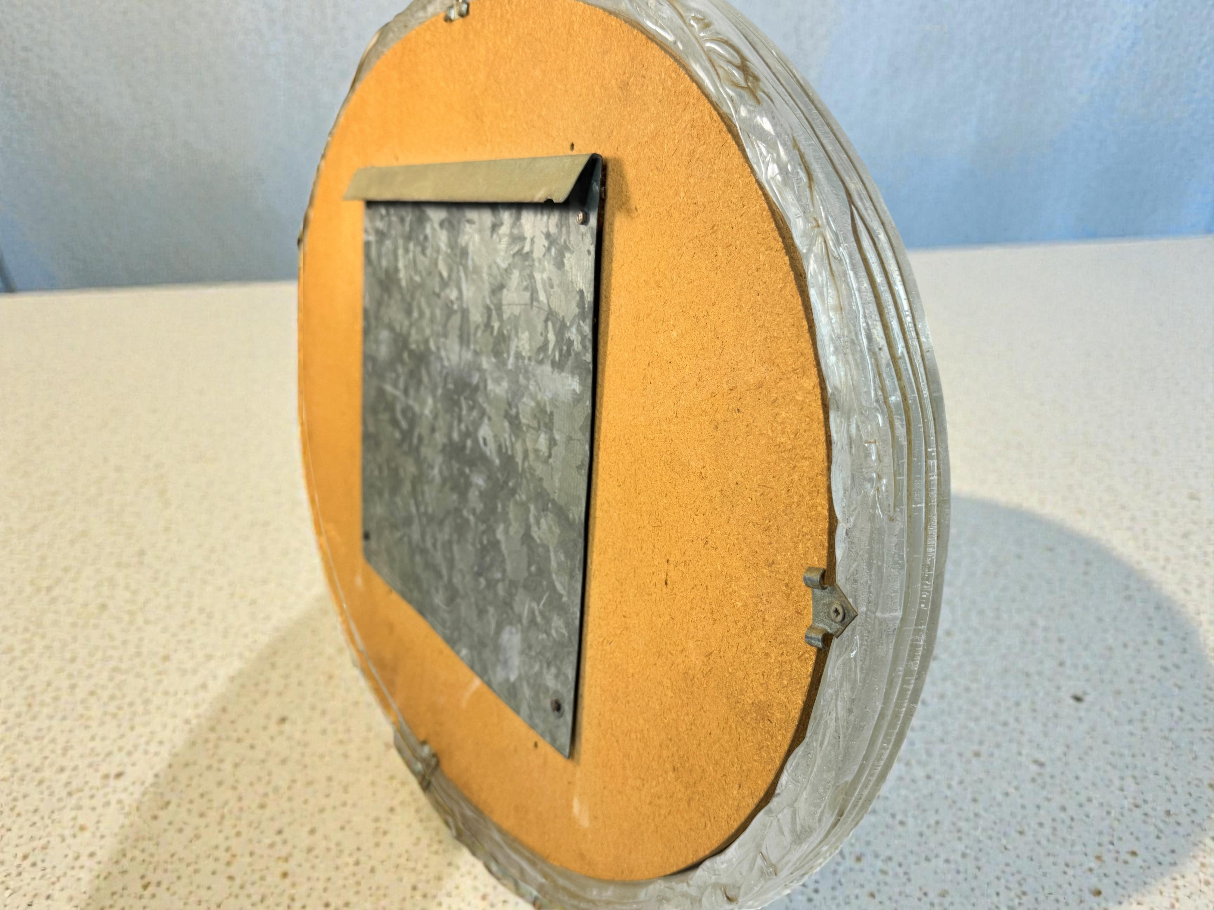 Specchio da parete ovale con cornice in lucite in stile ghiaccio della metà del secolo scorso Austria 1960 in vendita 9