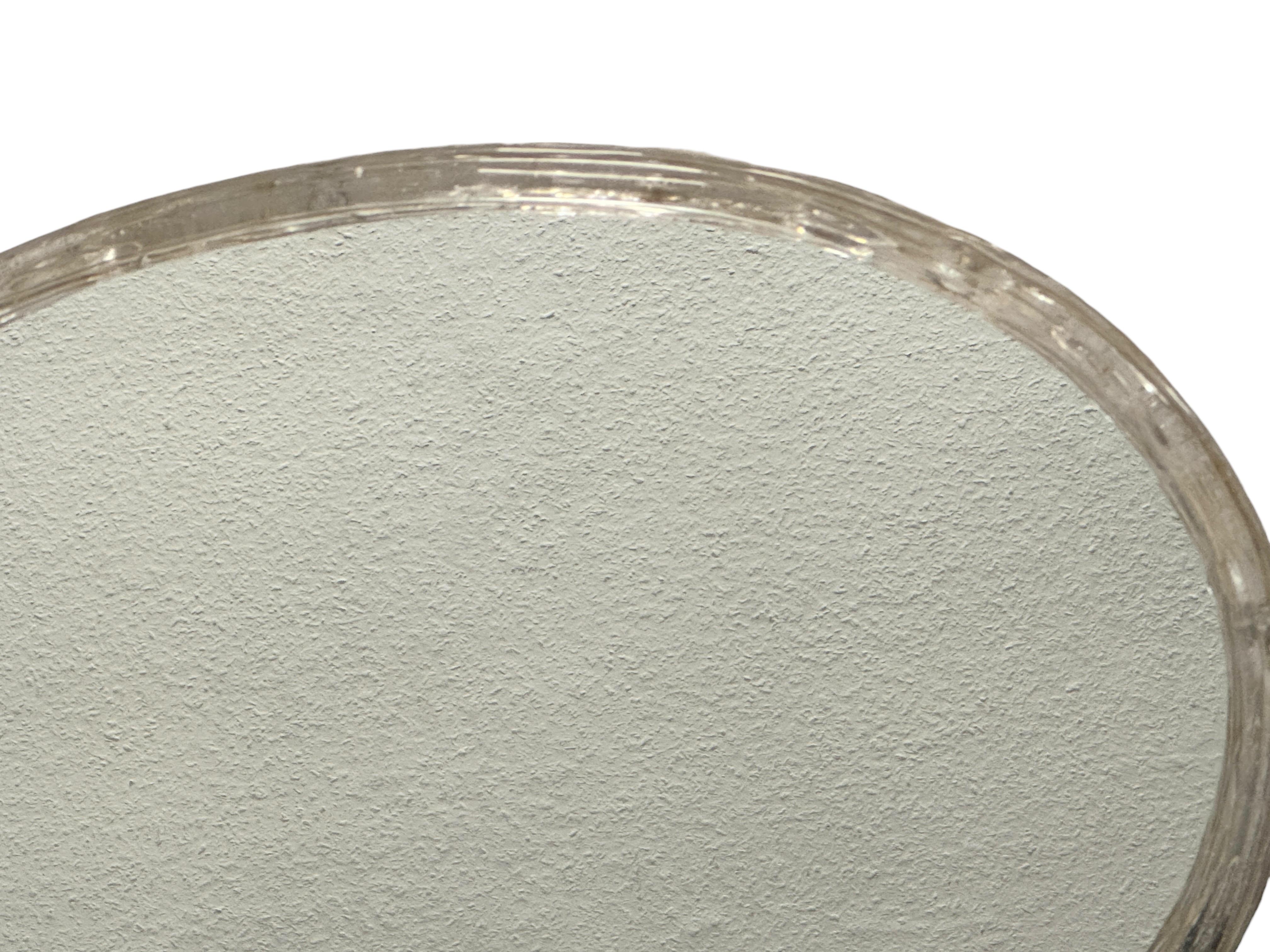 Mid-Century moderno Specchio da parete ovale con cornice in lucite in stile ghiaccio della metà del secolo scorso Austria 1960 in vendita