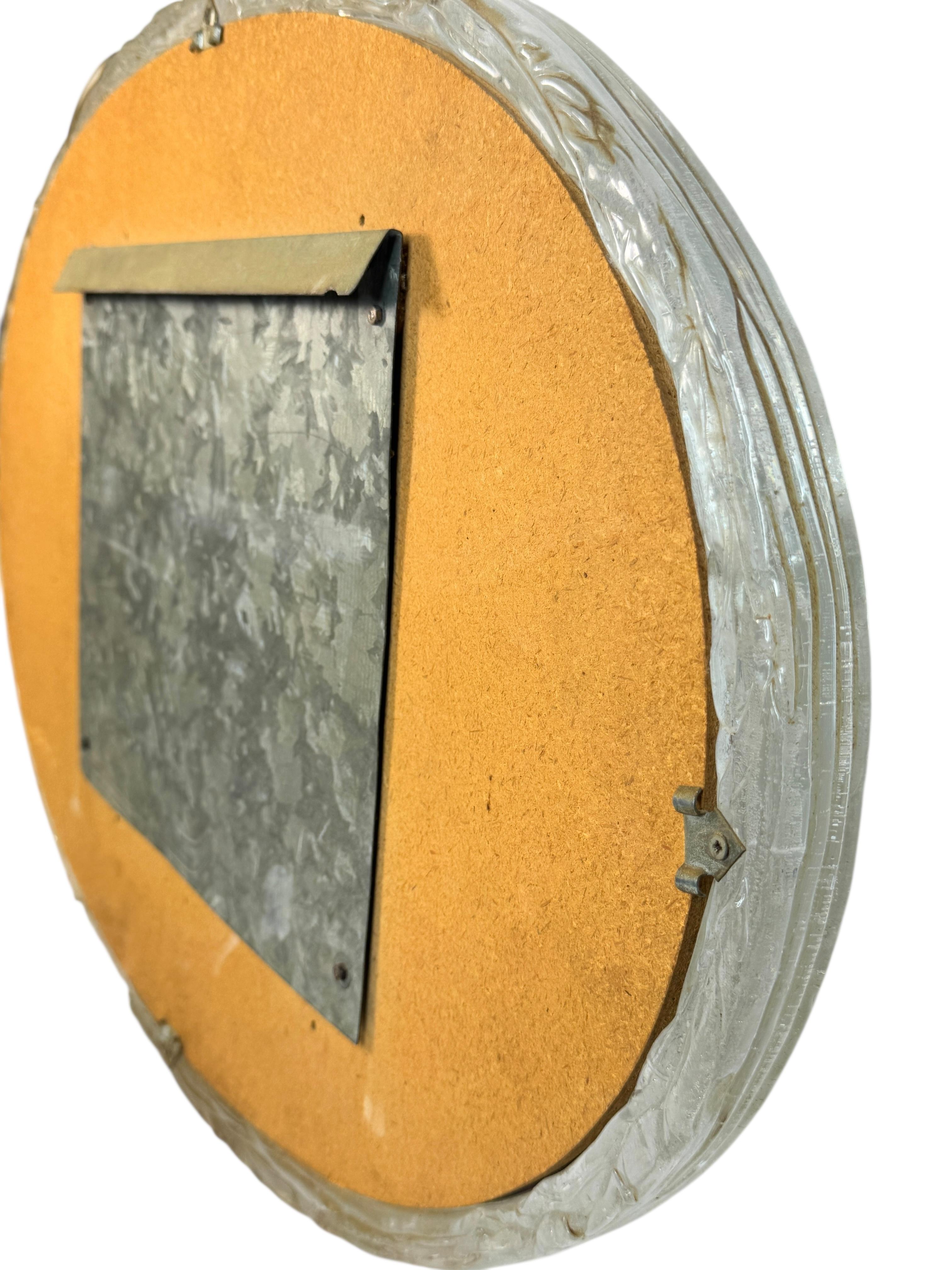 Specchio da parete ovale con cornice in lucite in stile ghiaccio della metà del secolo scorso Austria 1960 in vendita 1