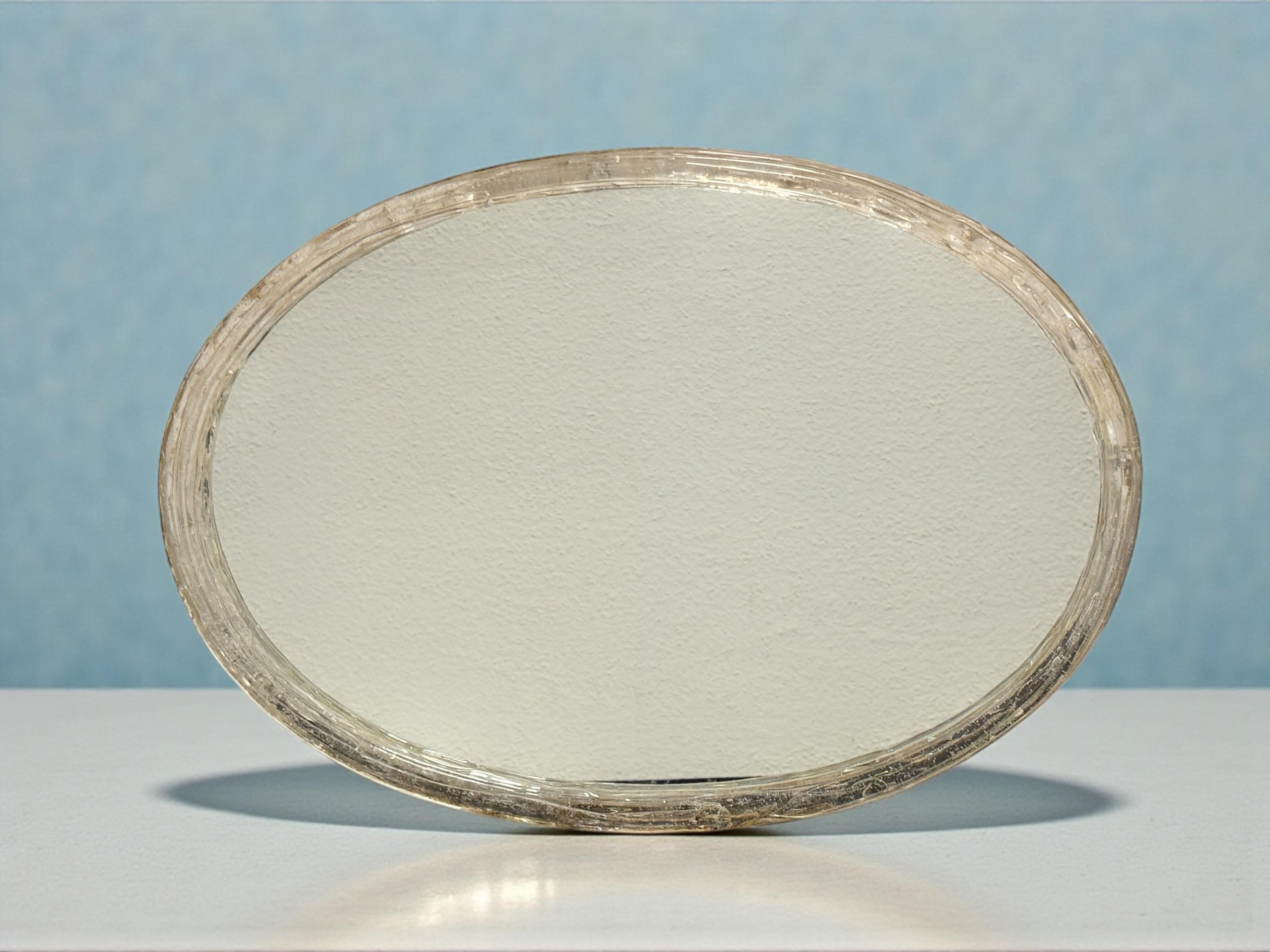 Specchio da parete ovale con cornice in lucite in stile ghiaccio della metà del secolo scorso Austria 1960 in vendita 2