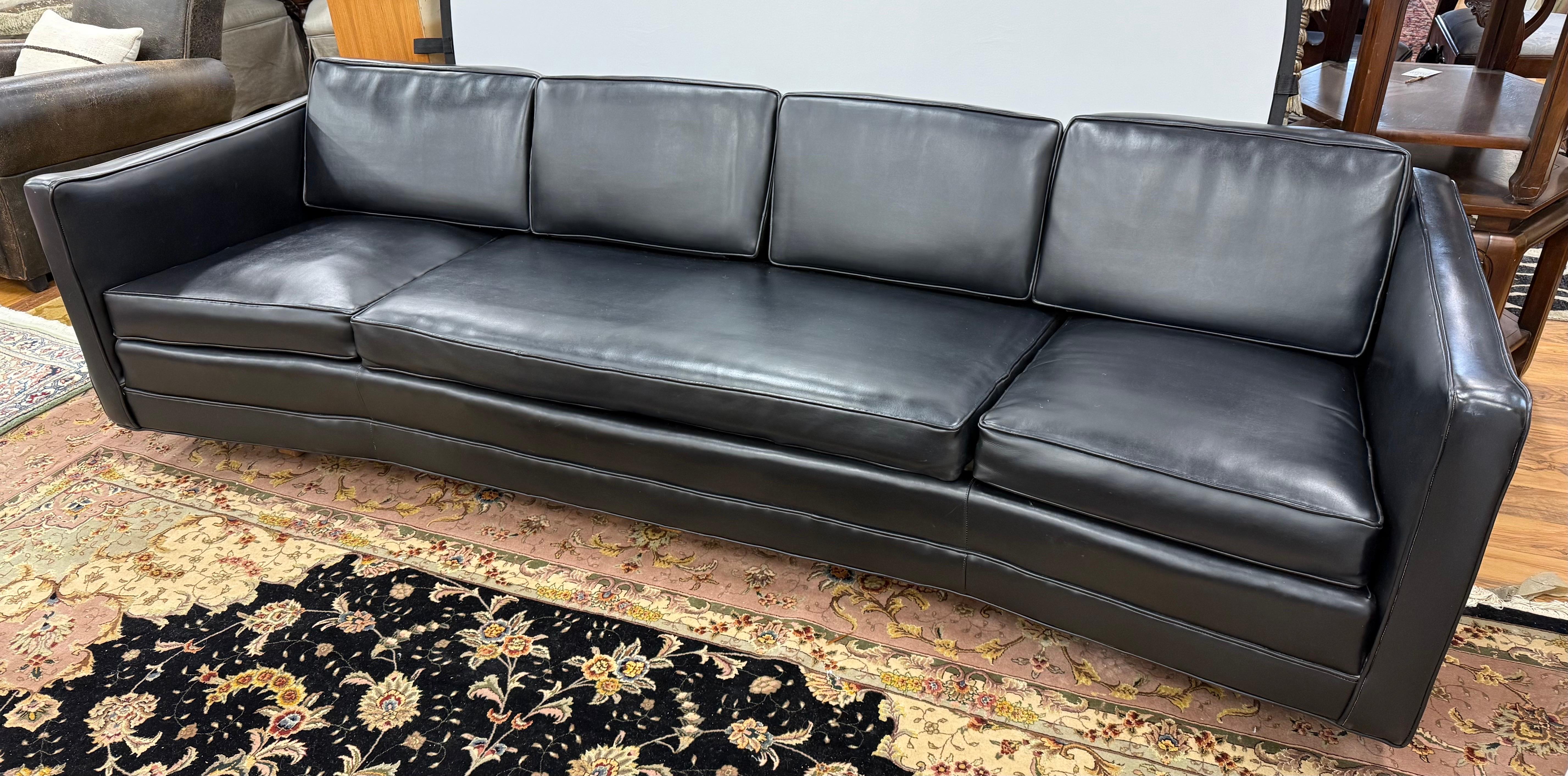 Grand, élégant et sexy noir Naugahyde mid century modern classic avec une attention impeccable aux détails et des lignes à mourir !  Sa silhouette minimaliste et son revêtement en Naugahyde noir rick en font un complément polyvalent pour tout espace