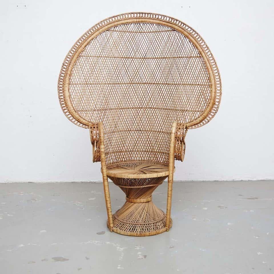 Sillón Emmanuelle grande de ratán, moderno de mediados de siglo, hacia 1960  Fabricado tradicionalmente en Francia.    Por diseñador desconocido.    En su estado original, con pequeños desgastes propios de la edad y el uso, conserva una hermosa