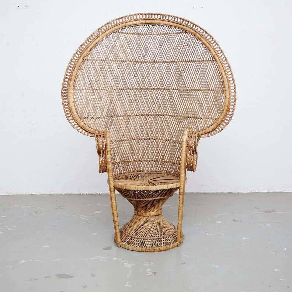 Mid-Century Modern großer Emmanuelle Sessel Rattan, um 1960
Traditionell in Frankreich hergestellt.

Von einem unbekannten Designer.

Im Originalzustand mit geringen Gebrauchsspuren, die dem Alter und dem Gebrauch entsprechen, wobei eine schöne