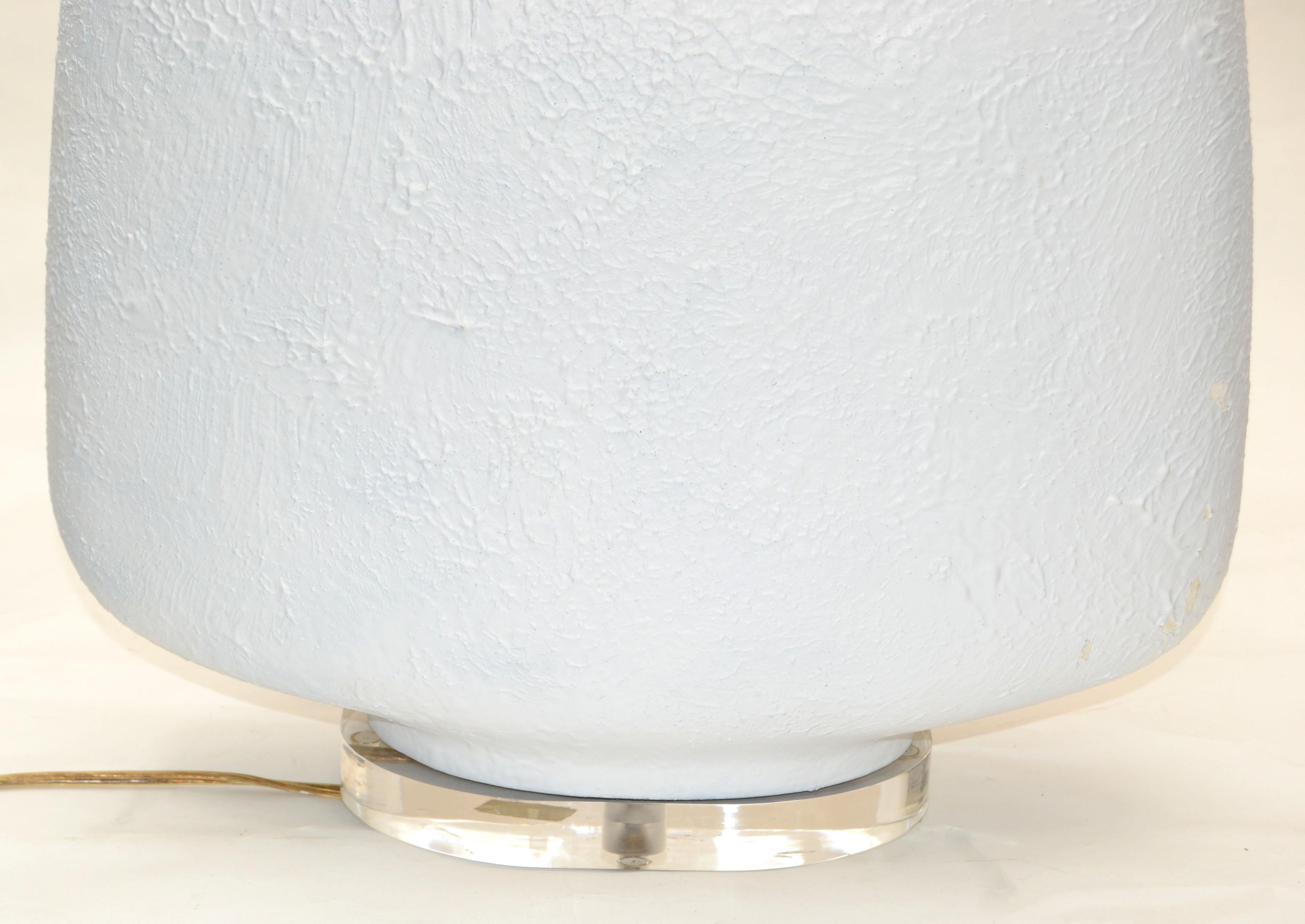 Mid-Century Modern Iconic Sculptural Textured White Plaster Table Lamp on Lucite For Sale 5