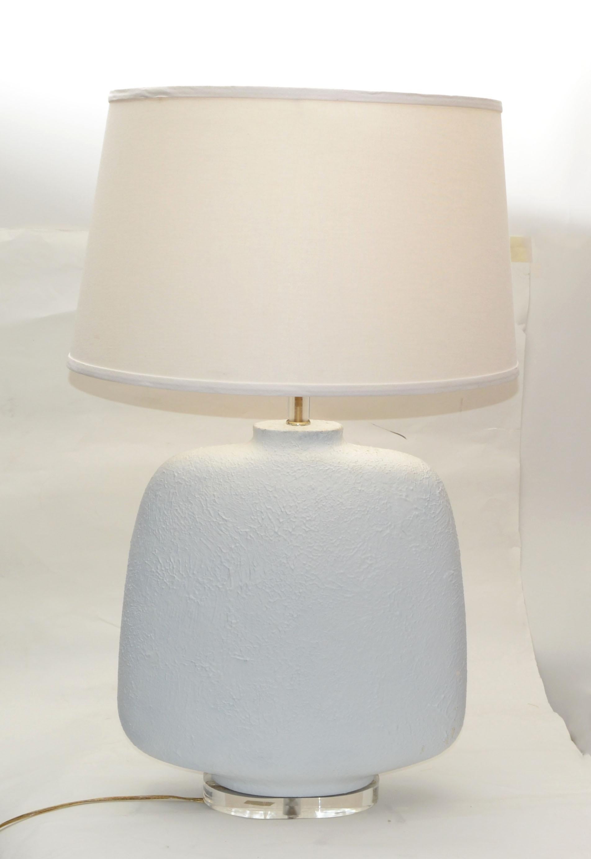 Ikonische skulpturale Tischlampe aus strukturiertem weißem Gips auf Lucite, Mid-Century Modern im Angebot 5