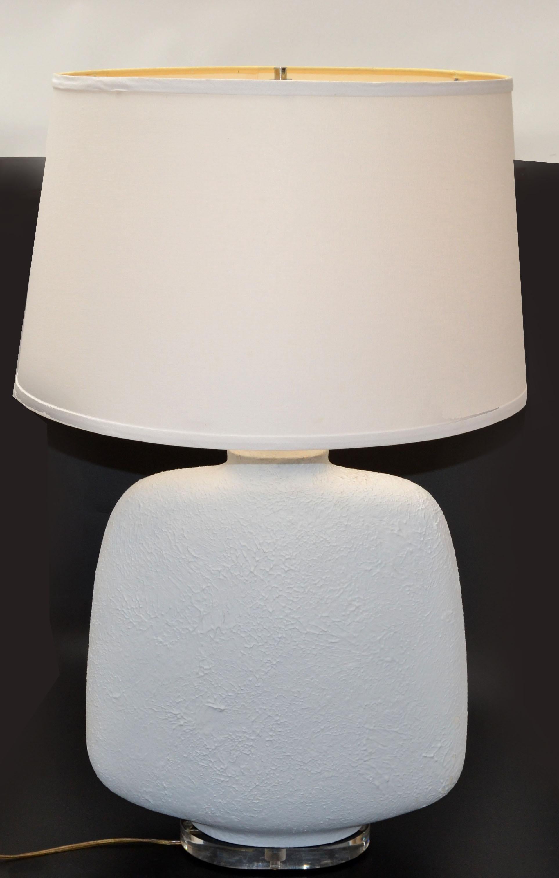 Ikonische skulpturale Tischlampe aus strukturiertem weißem Gips auf Lucite, Mid-Century Modern im Angebot 6