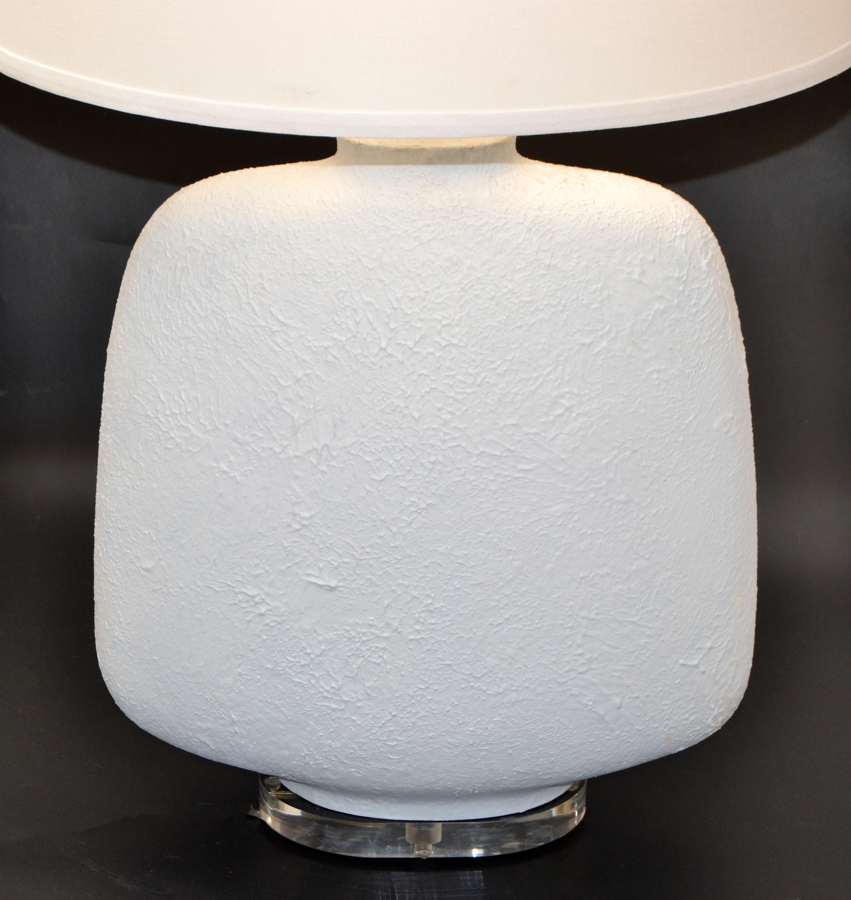 American Mid-Century Modern Iconic Sculptural Textured White Plaster Table Lamp on Lucite For Sale