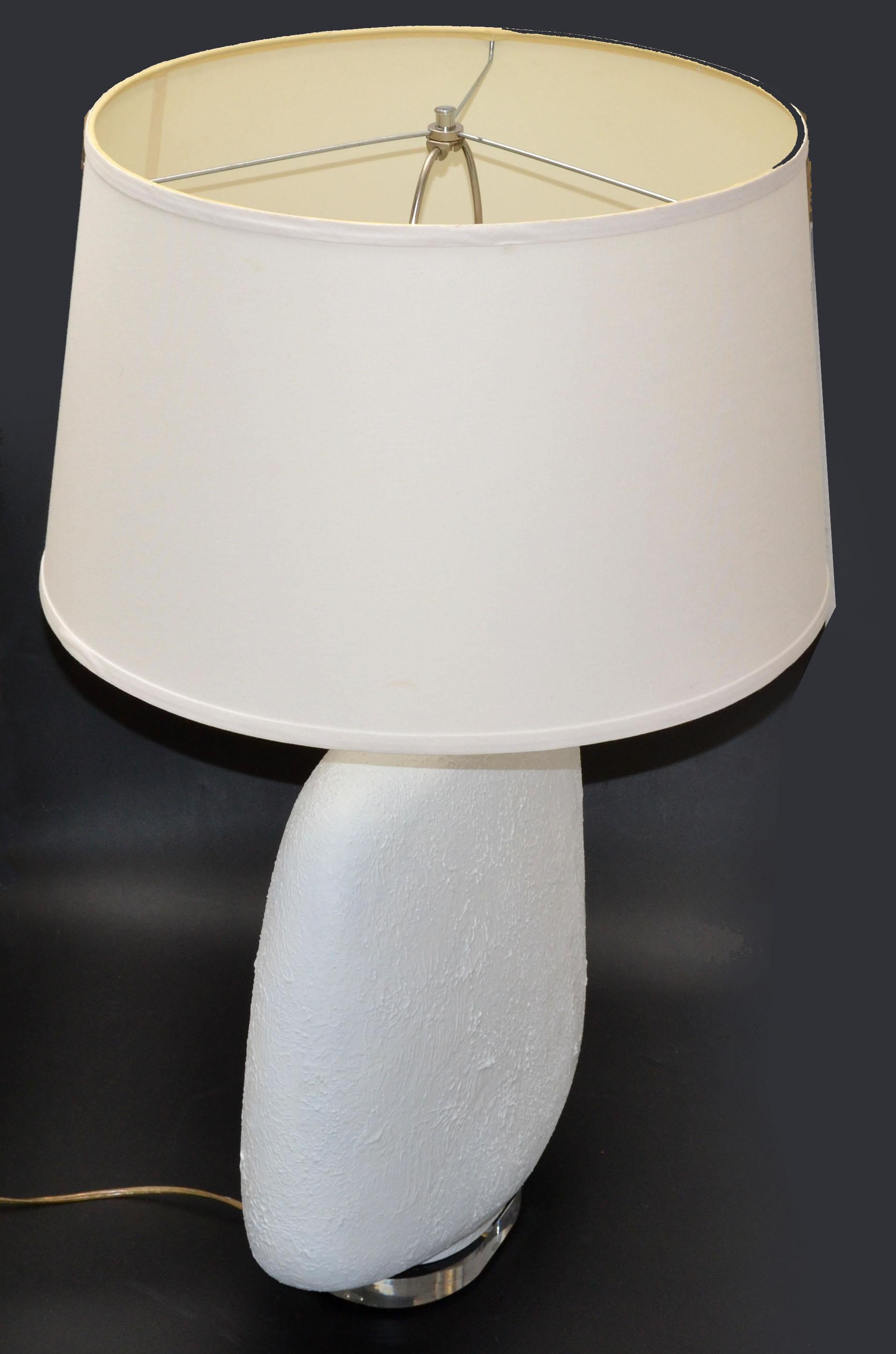 Mid-Century Modern Iconic Sculptural Textured White Plaster Table Lamp on Lucite In Good Condition For Sale In Miami, FL