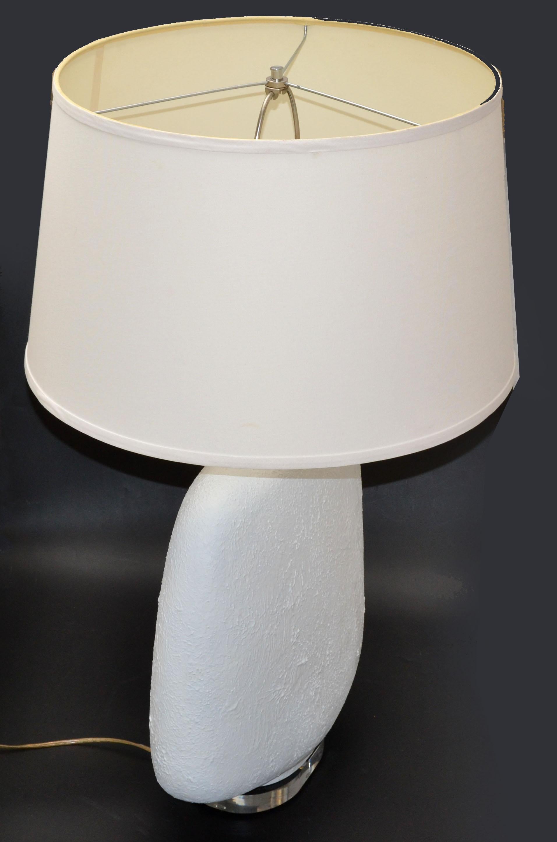 Ikonische skulpturale Tischlampe aus strukturiertem weißem Gips auf Lucite, Mid-Century Modern (amerikanisch) im Angebot