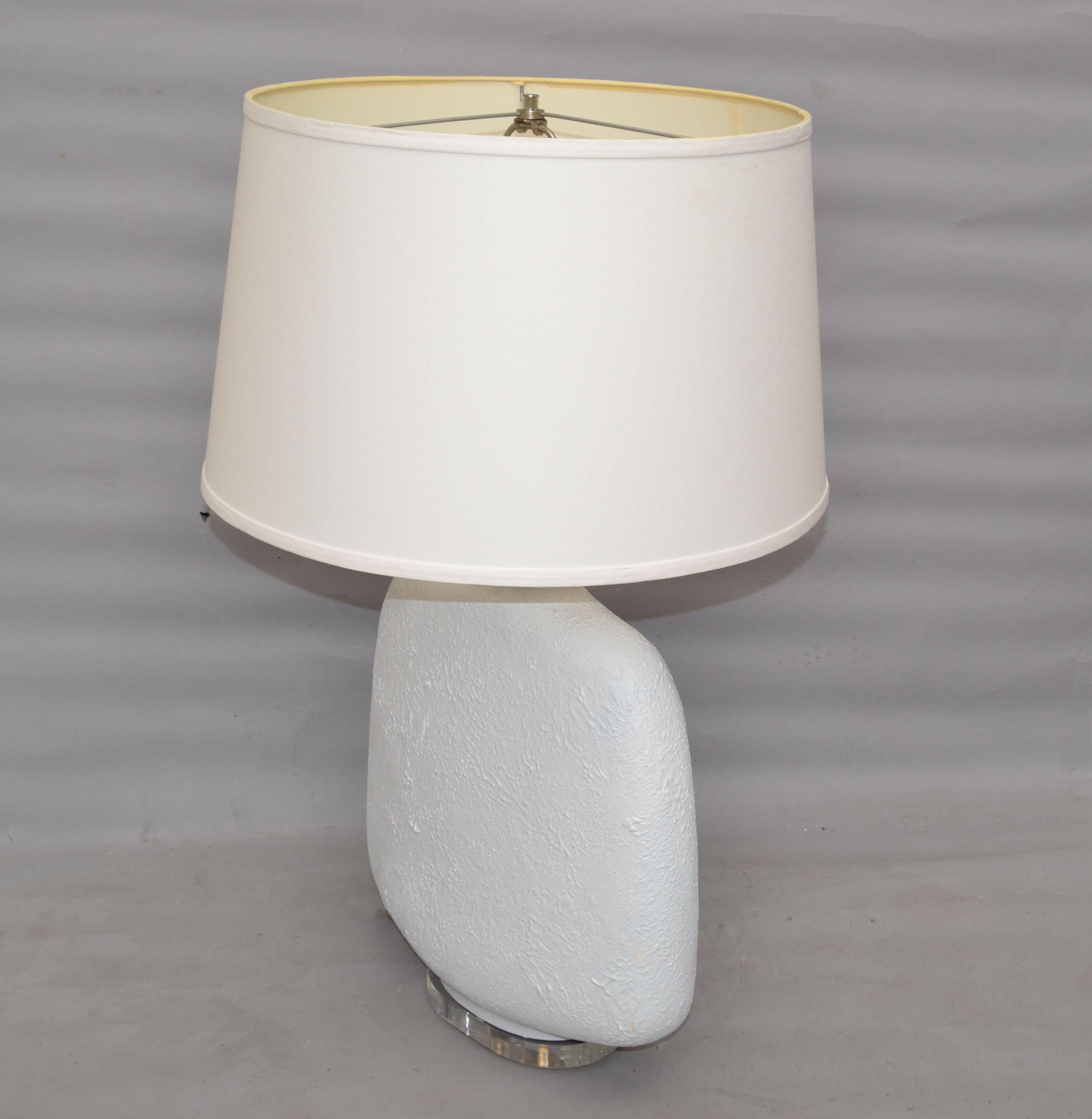 Late 20th Century Mid-Century Modern Iconic Sculptural Textured White Plaster Table Lamp on Lucite For Sale