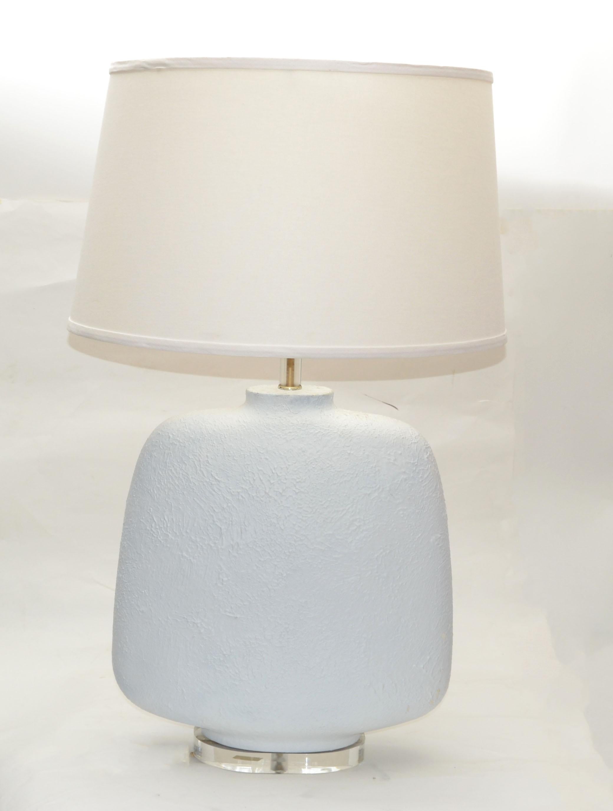 Mid-Century Modern Iconic Sculptural Textured White Plaster Table Lamp on Lucite For Sale 1