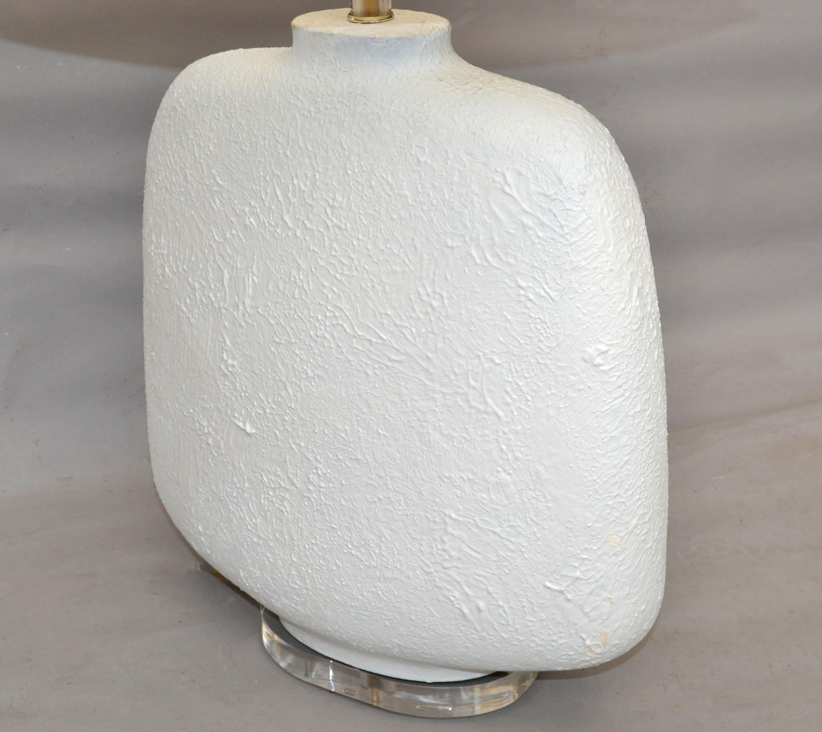Mid-Century Modern Iconic Sculptural Textured White Plaster Table Lamp on Lucite For Sale 2