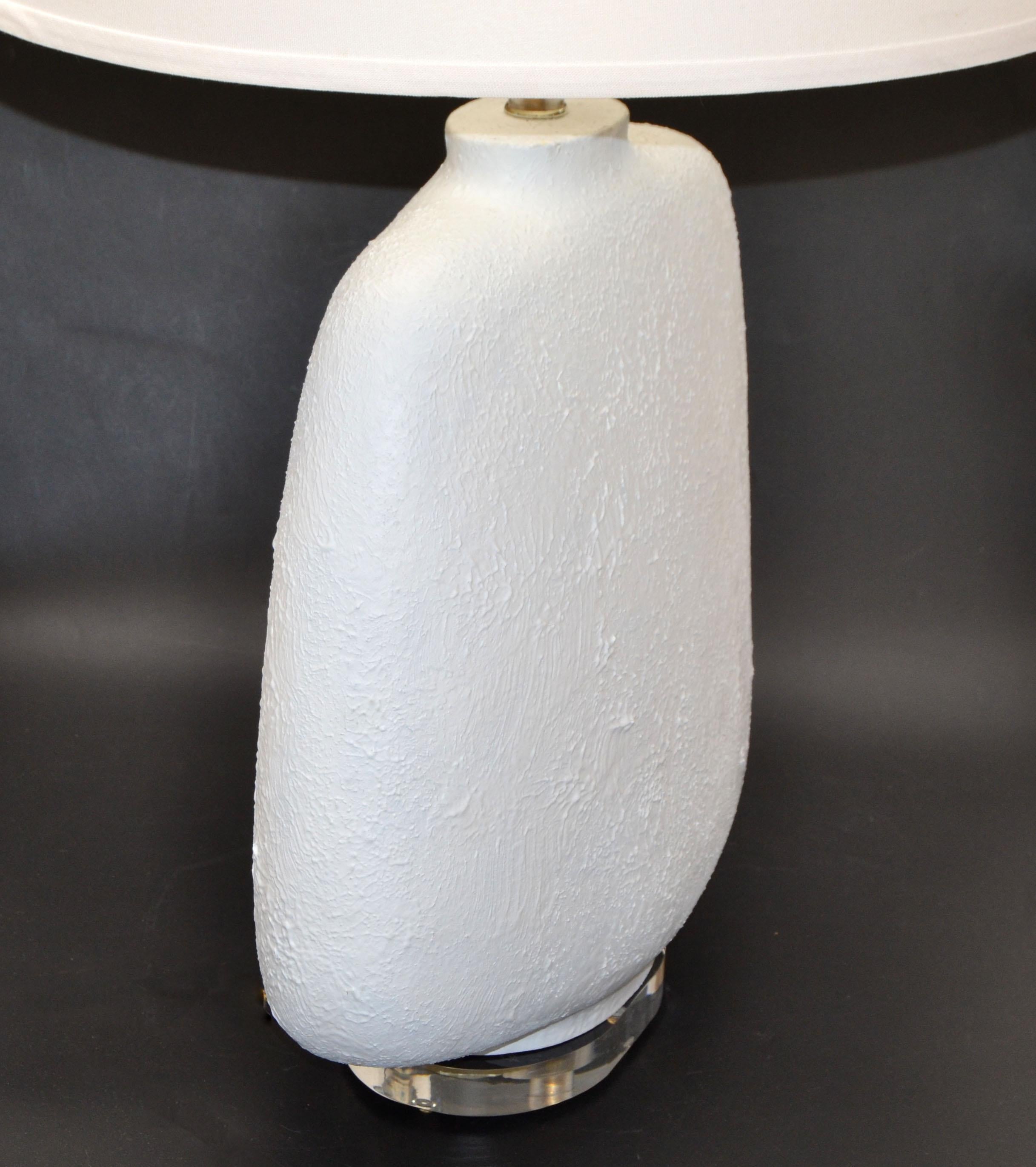 Mid-Century Modern Iconic Sculptural Textured White Plaster Table Lamp on Lucite For Sale 3