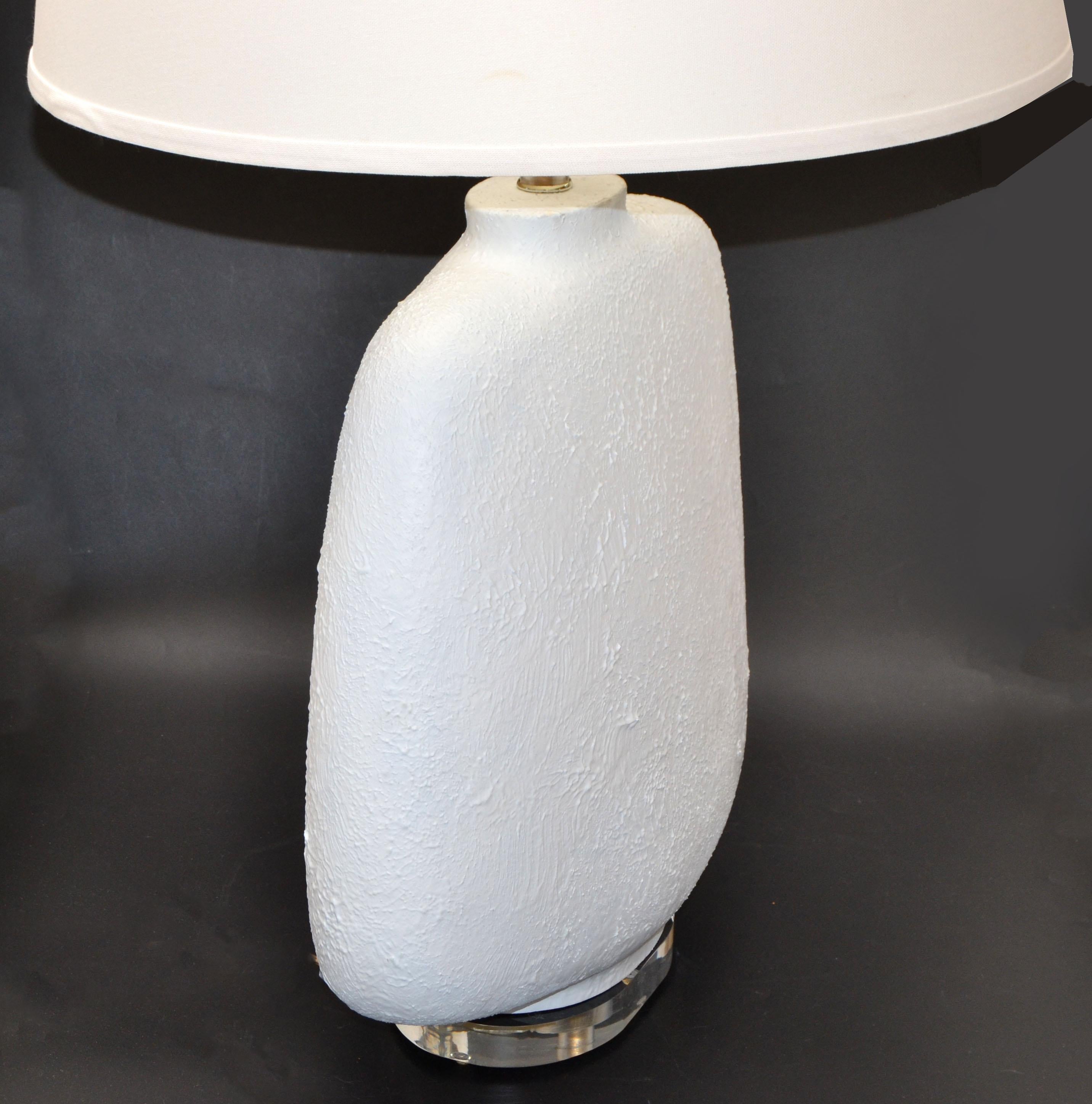 Mid-Century Modern Iconic Sculptural Textured White Plaster Table Lamp on Lucite For Sale 4