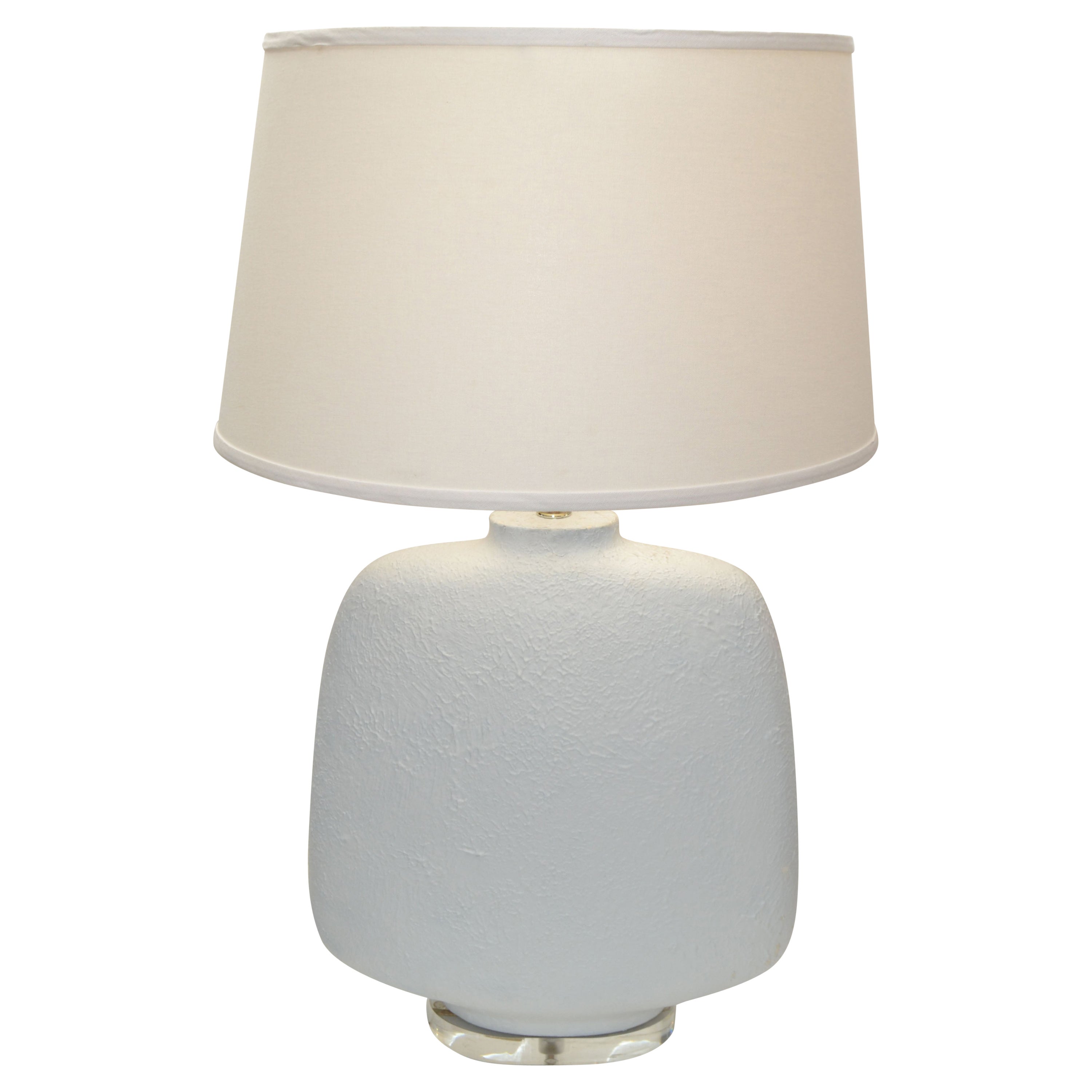 Lampada da tavolo scultorea in gesso bianco testurizzato di metà secolo moderno su lucite in vendita
