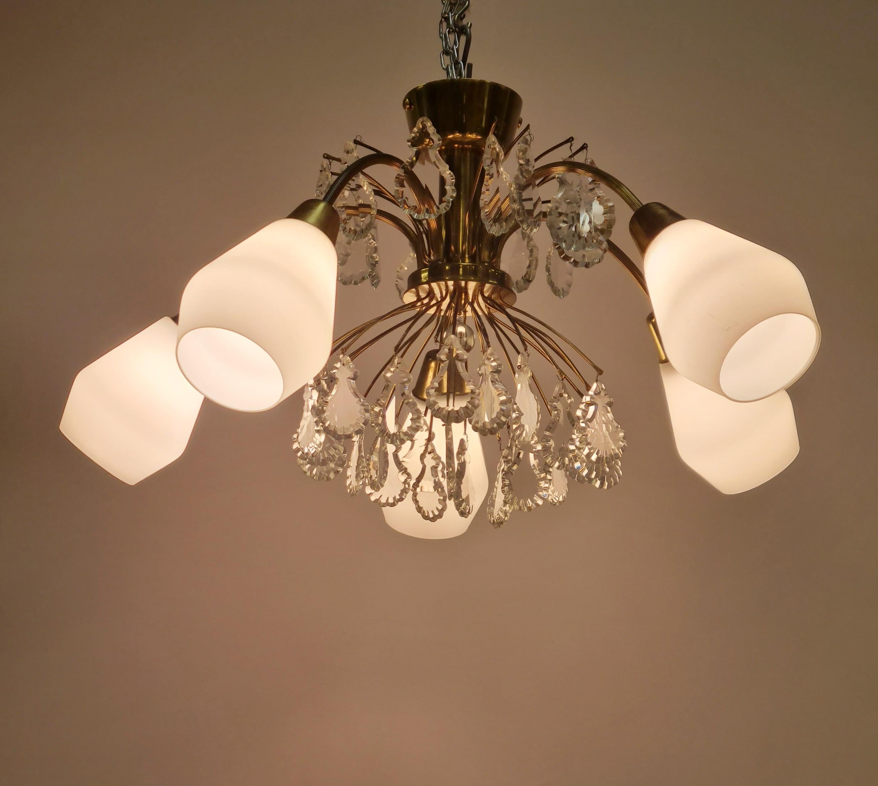 Una lampada da soffitto moderna di metà secolo, modello K1-88, di Maria Lindemann per Idman. Questo modello combina il modernismo con lo stile classico dei lampadari di cristallo, rendendolo adatto sia agli interni moderni che a quelli classici. Il