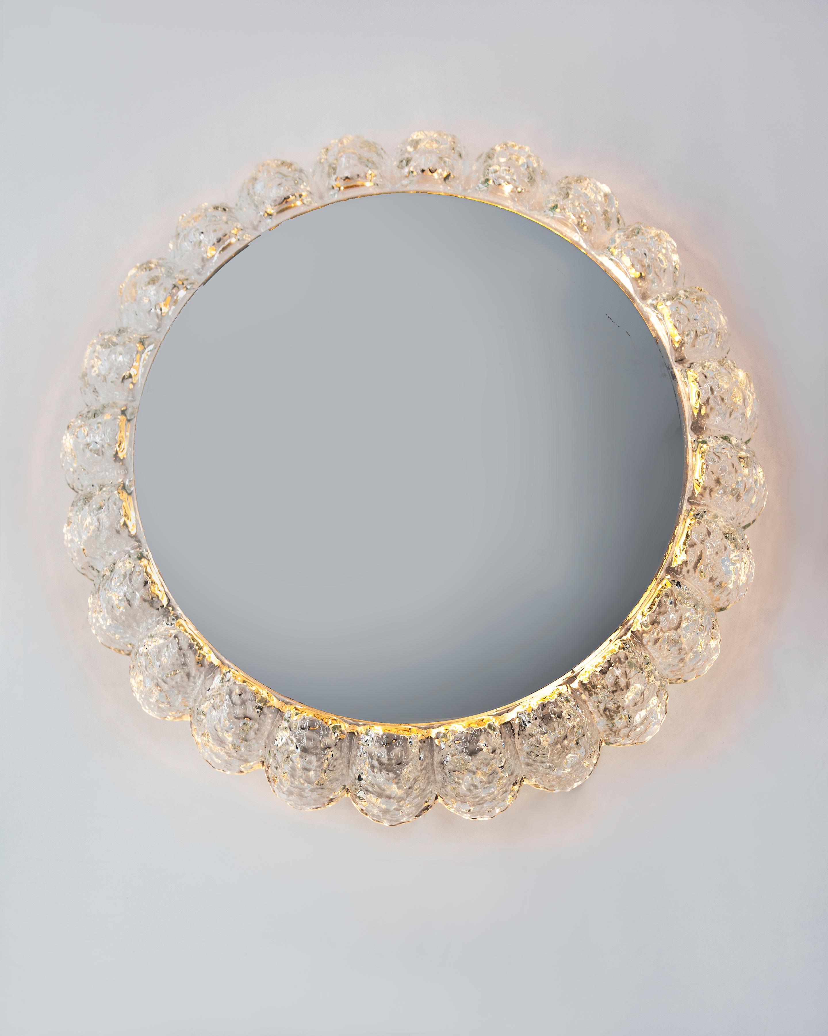 AMR1062

Circa 1960.
A vintage round illuminated mirror with clear textured glass framing the mirror, all on brushed steel fittings. Signed by the German maker Limburg. Due to the antique nature of this fixture, there are some nicks or imperfections