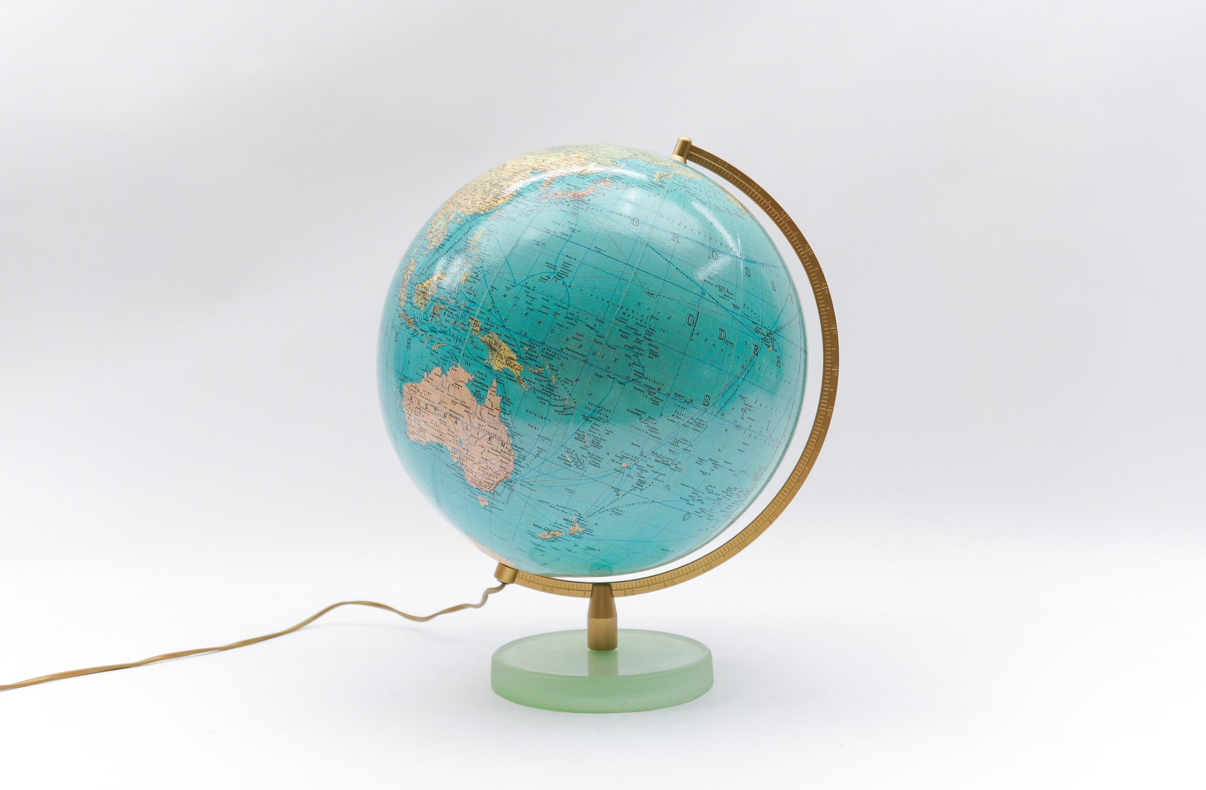 Mid-Century Modern globe en verre éclairé moderne du milieu du siècle dernier sur une base en verre satiné par Columbia Duo en vente