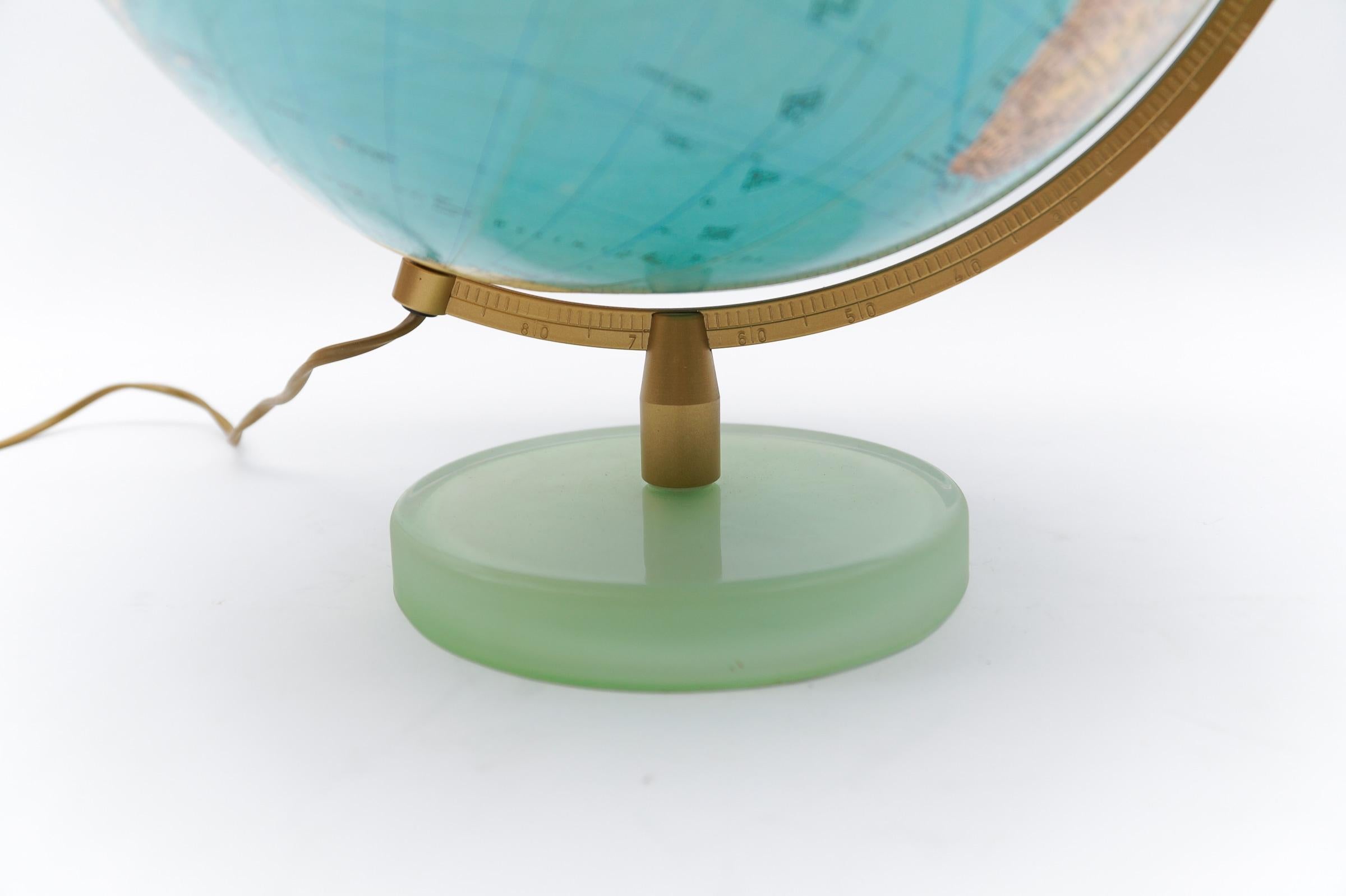 Mid-Century Modern illuminated glass globe on a satin glass base by Columbia Duo In Good Condition For Sale In Nürnberg, Bayern