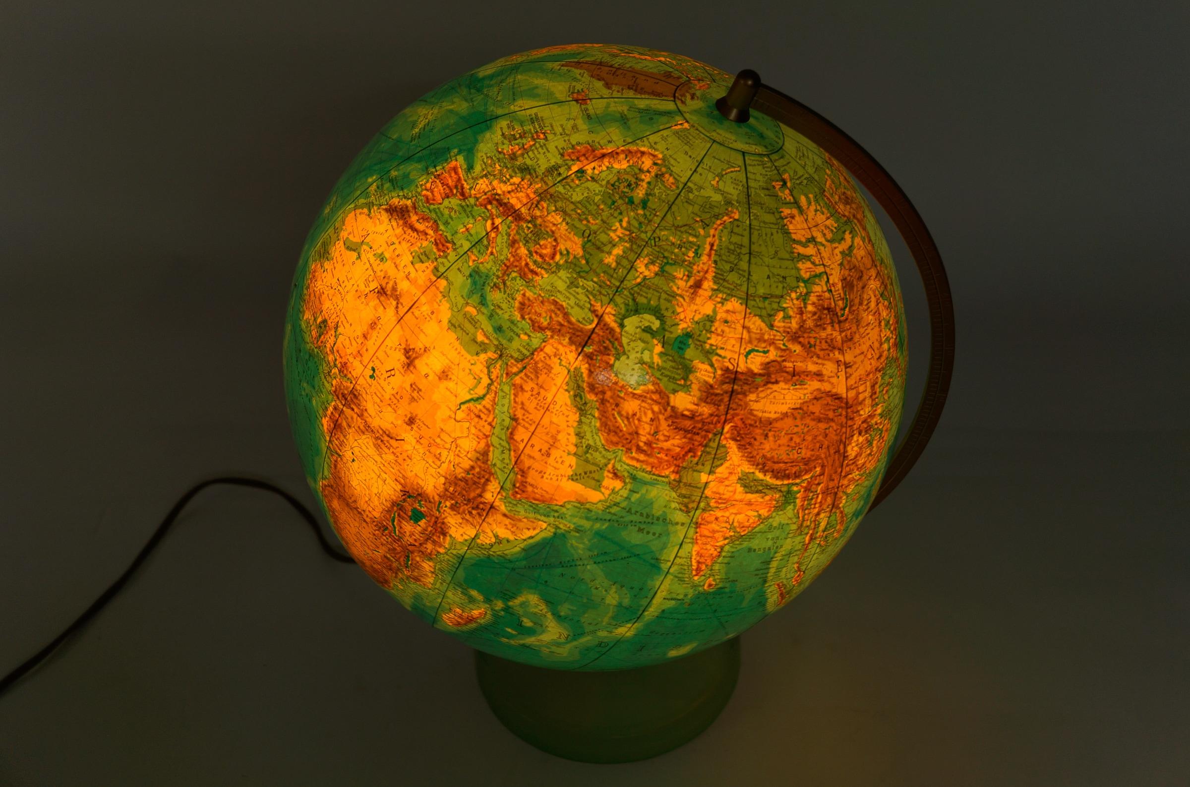 globe en verre éclairé moderne du milieu du siècle dernier sur une base en verre satiné par Columbia Duo en vente 1