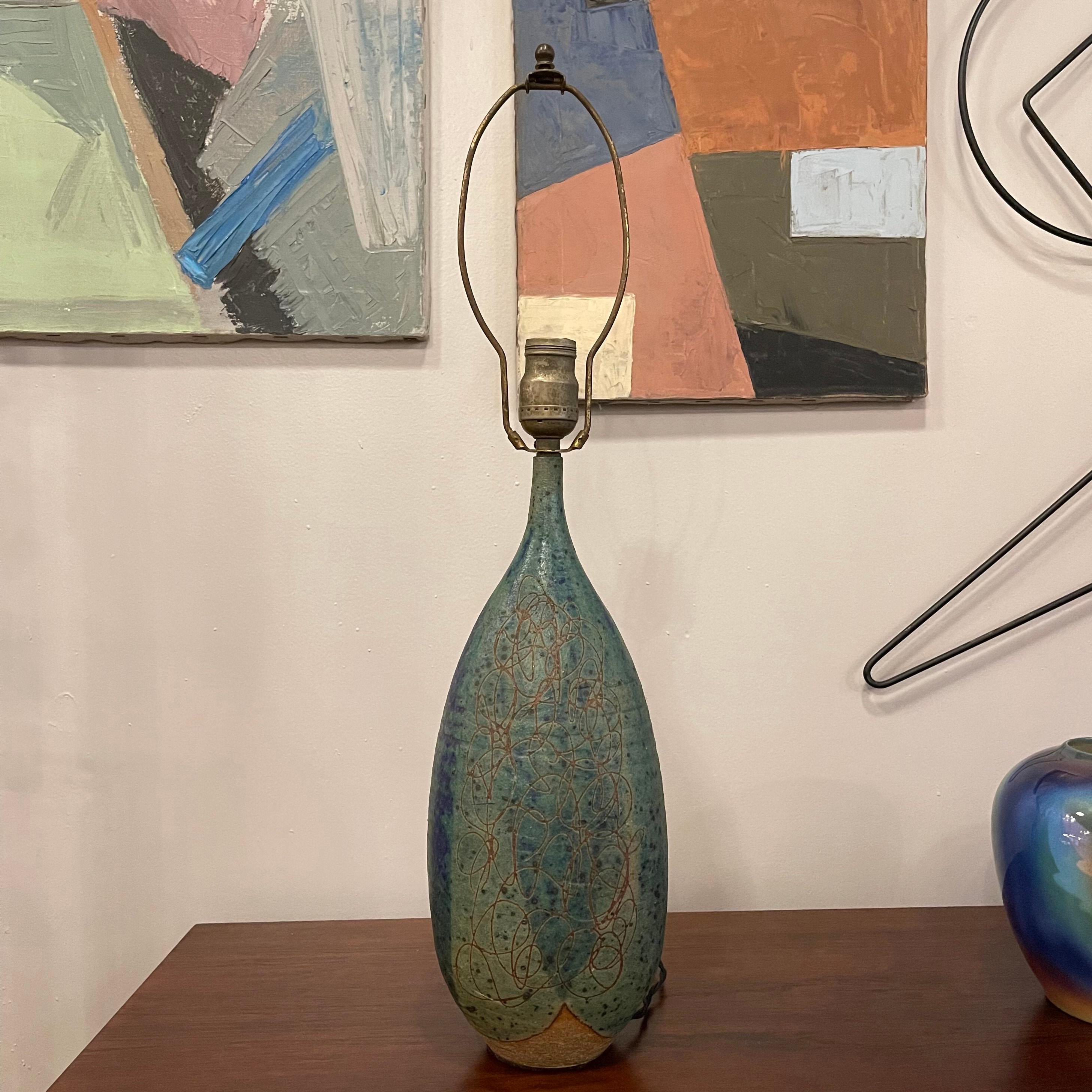 Mid Century Modern Incised Art Pottery Table Lamp In Good Condition For Sale In Brooklyn, NY