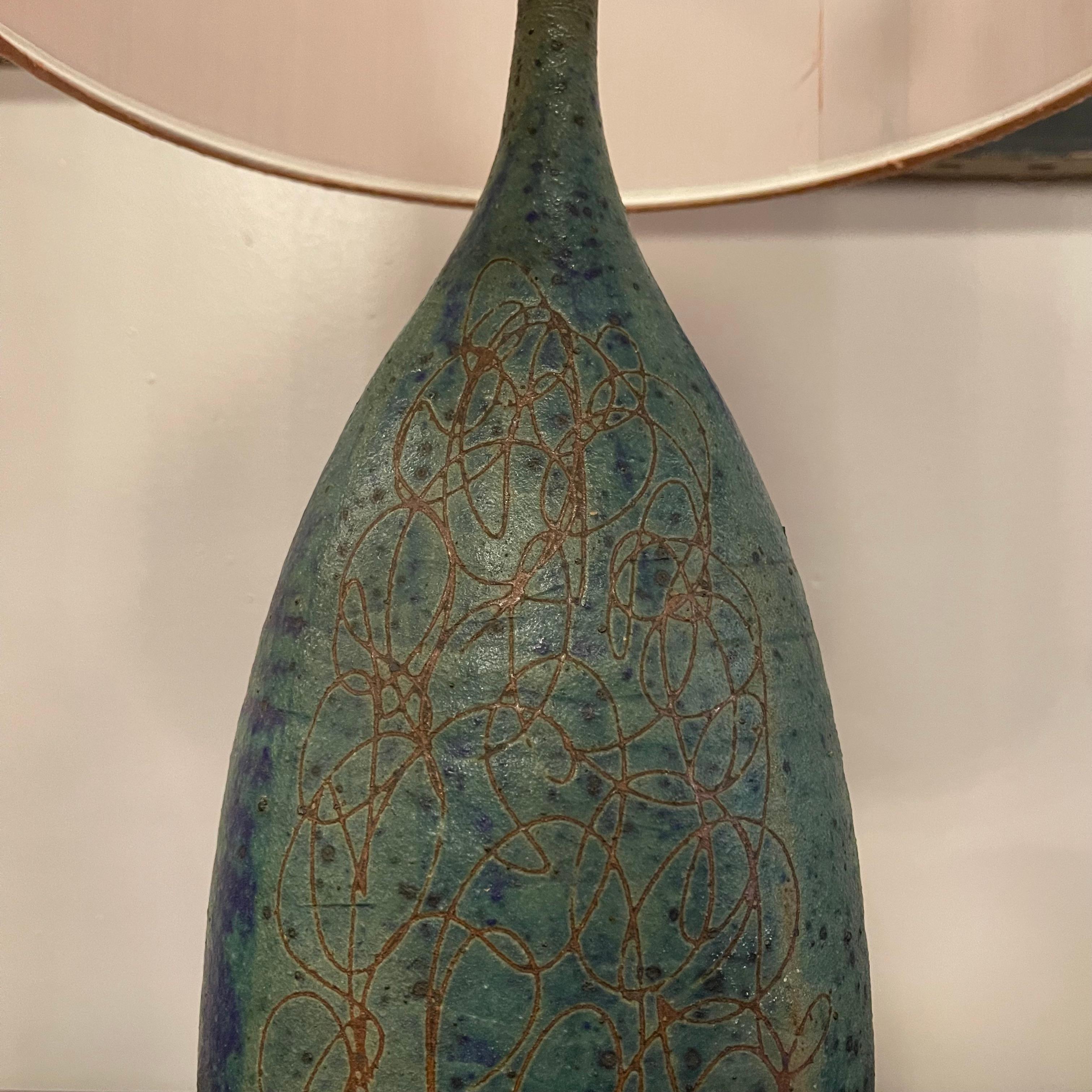 20ième siècle Lampe de bureau en poterie d'art incisée mi-siècle moderne en vente