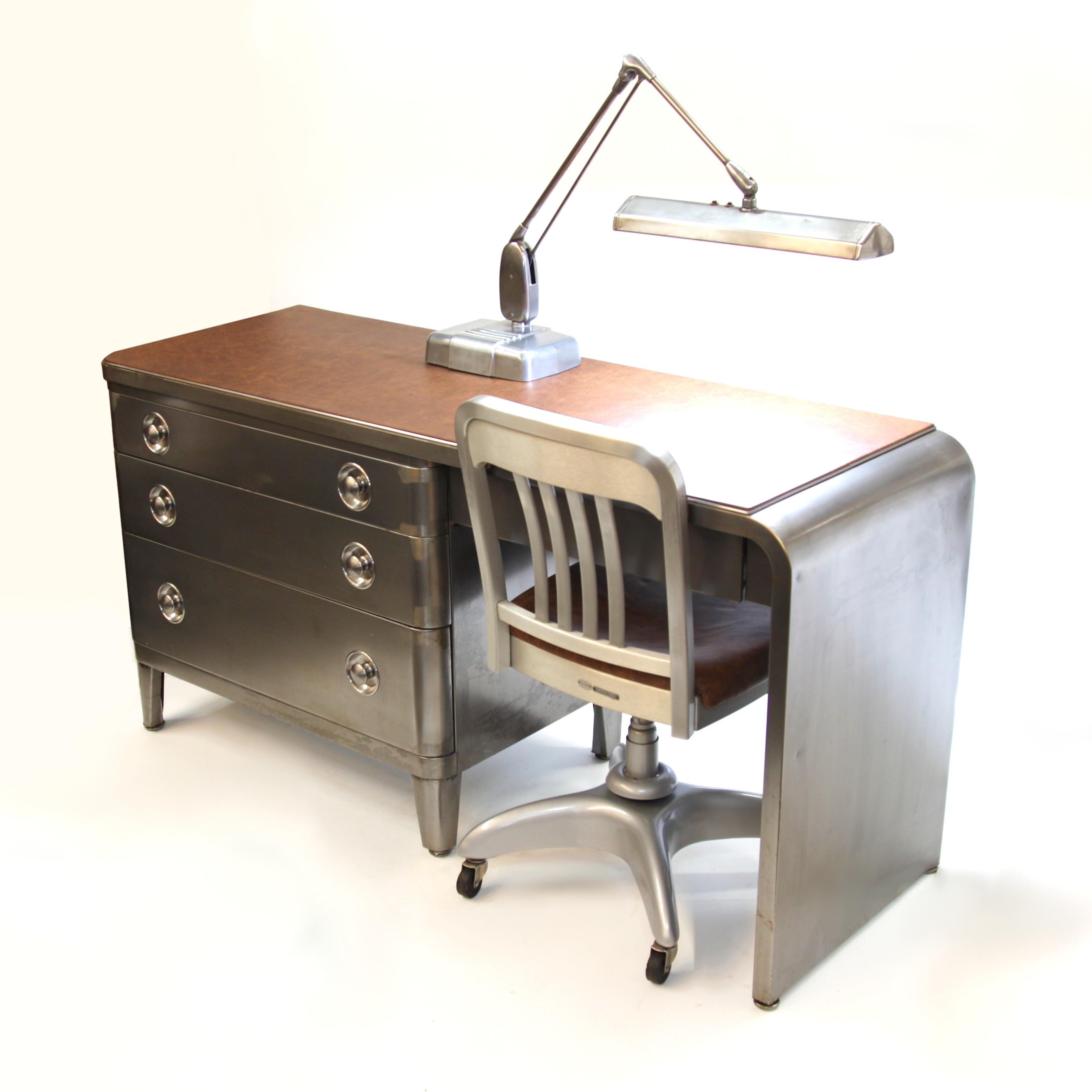 Industrielles 3-teiliges Büro-Set mit Schreibtisch von Norman Bel Geddes, Mid-Century Modern (Moderne der Mitte des Jahrhunderts) im Angebot